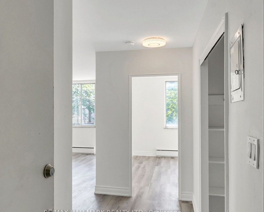18 Kenrae Road 12, Toronto, On M4g 1y1