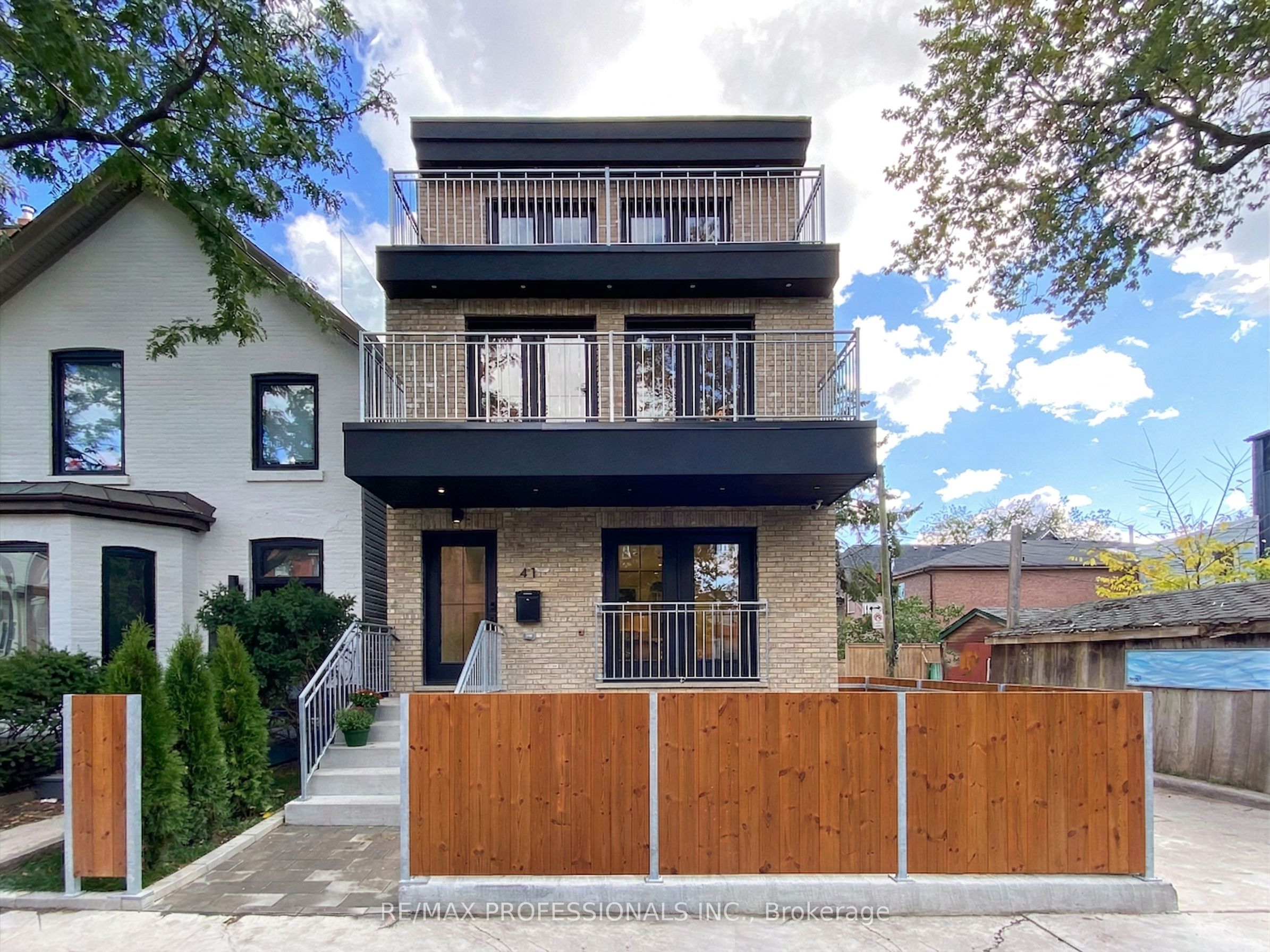 41 Rolyat Street, Toronto, On M6j 1s5