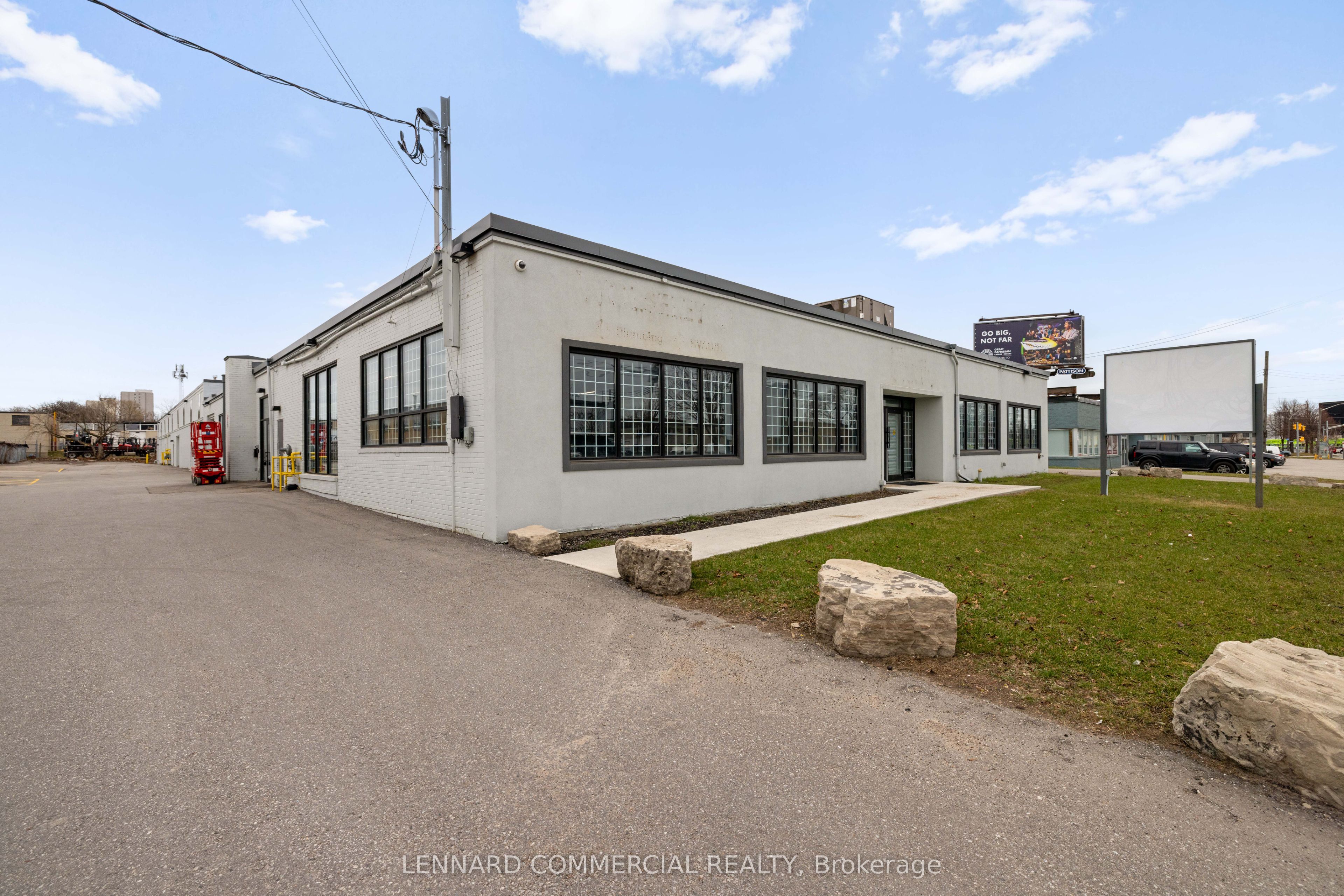 30 Bermondsey Road, Toronto, On M4b 1z5