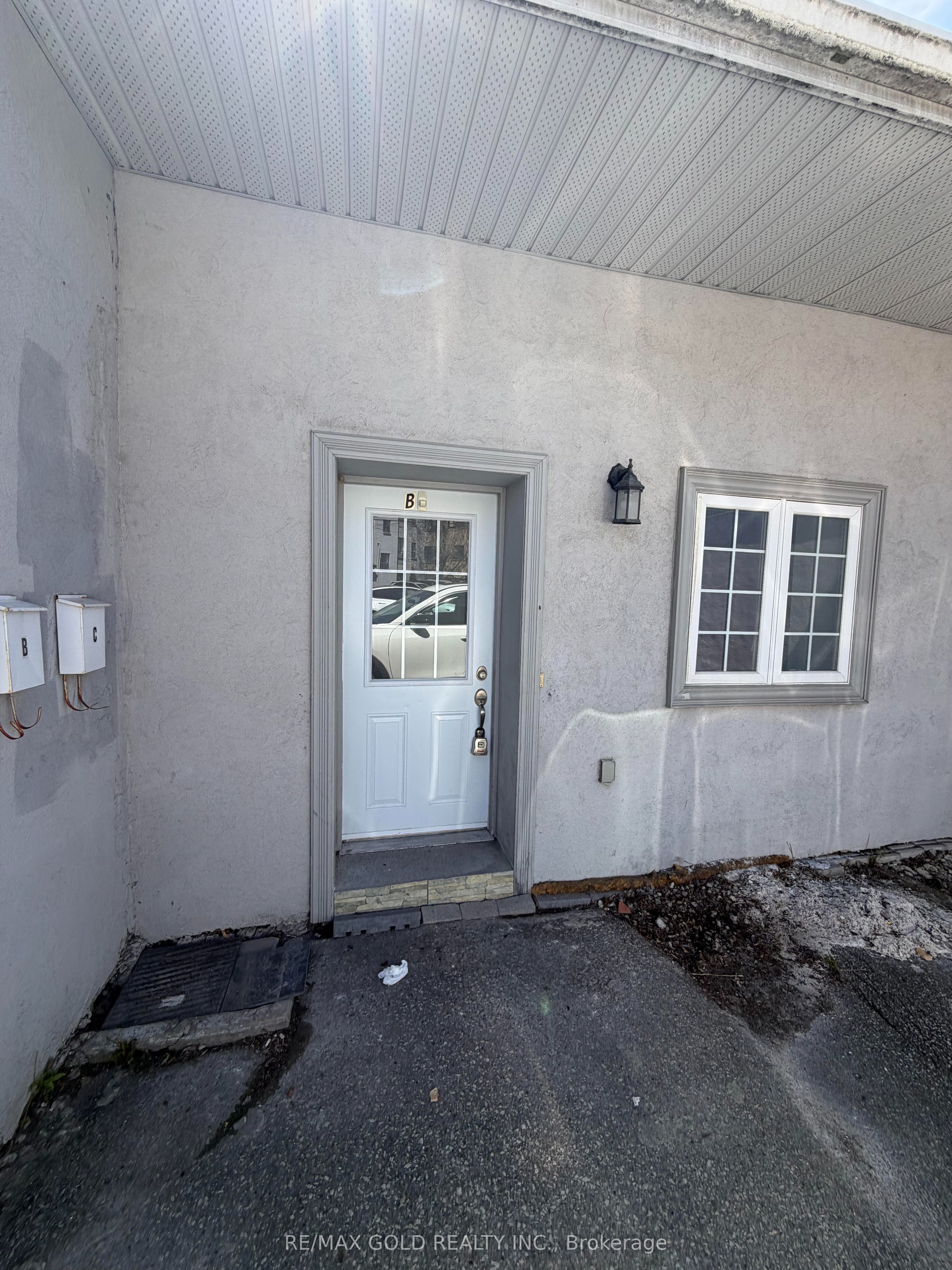 150 Kenwood Avenue B, Toronto, On M6c 2s3