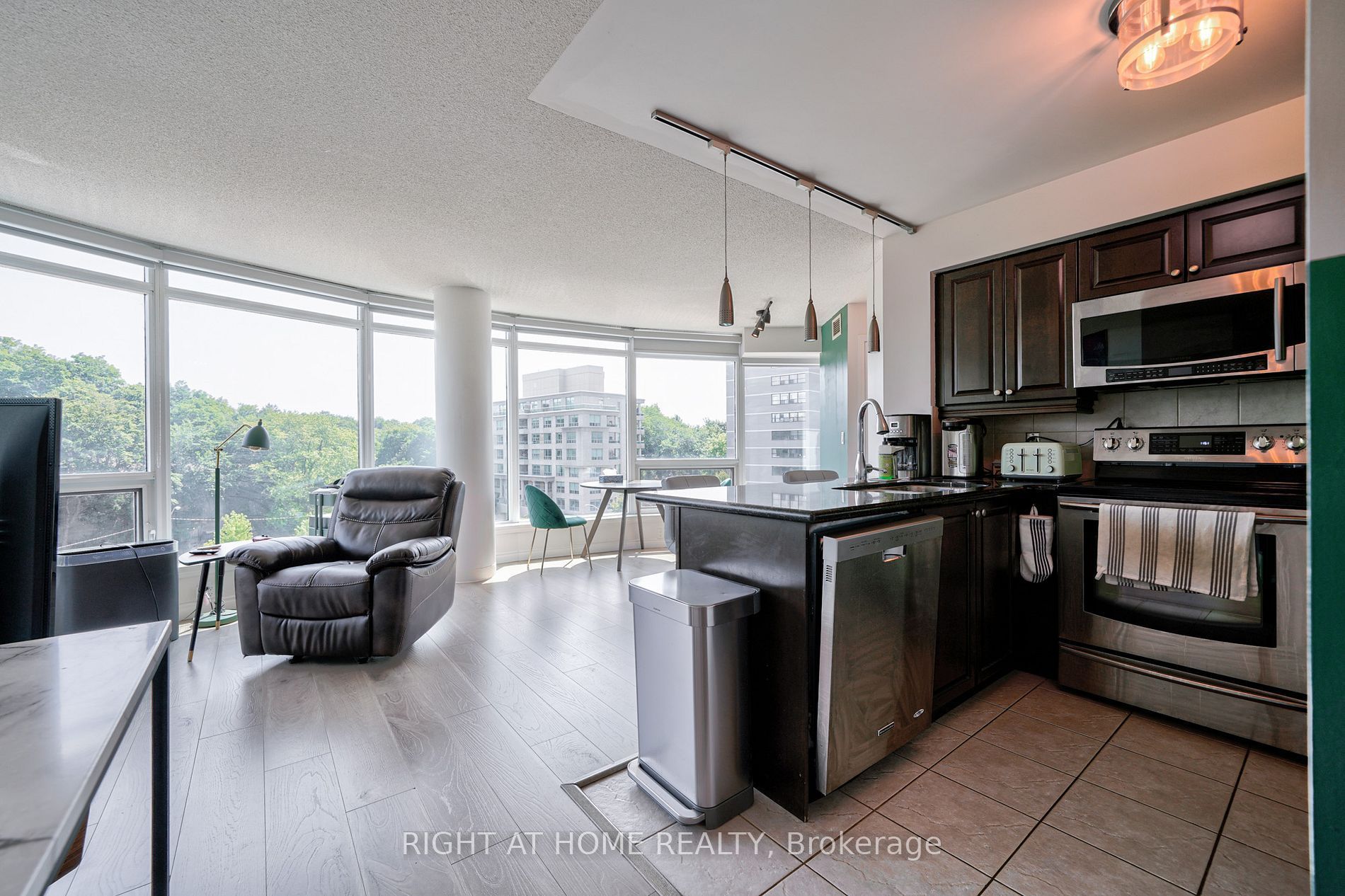 18 Valley Woods Road 813, Toronto, On M3a 0a1