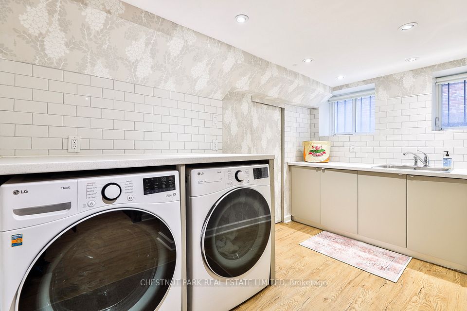 17 Elm Avenue, Toronto, On M4w 1m9