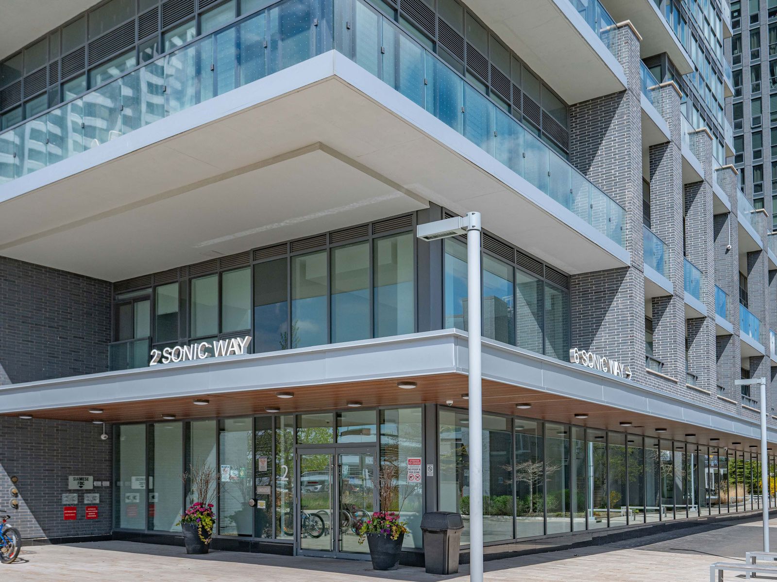 2 Sonic Way 1910, Toronto, On M3c 0p2