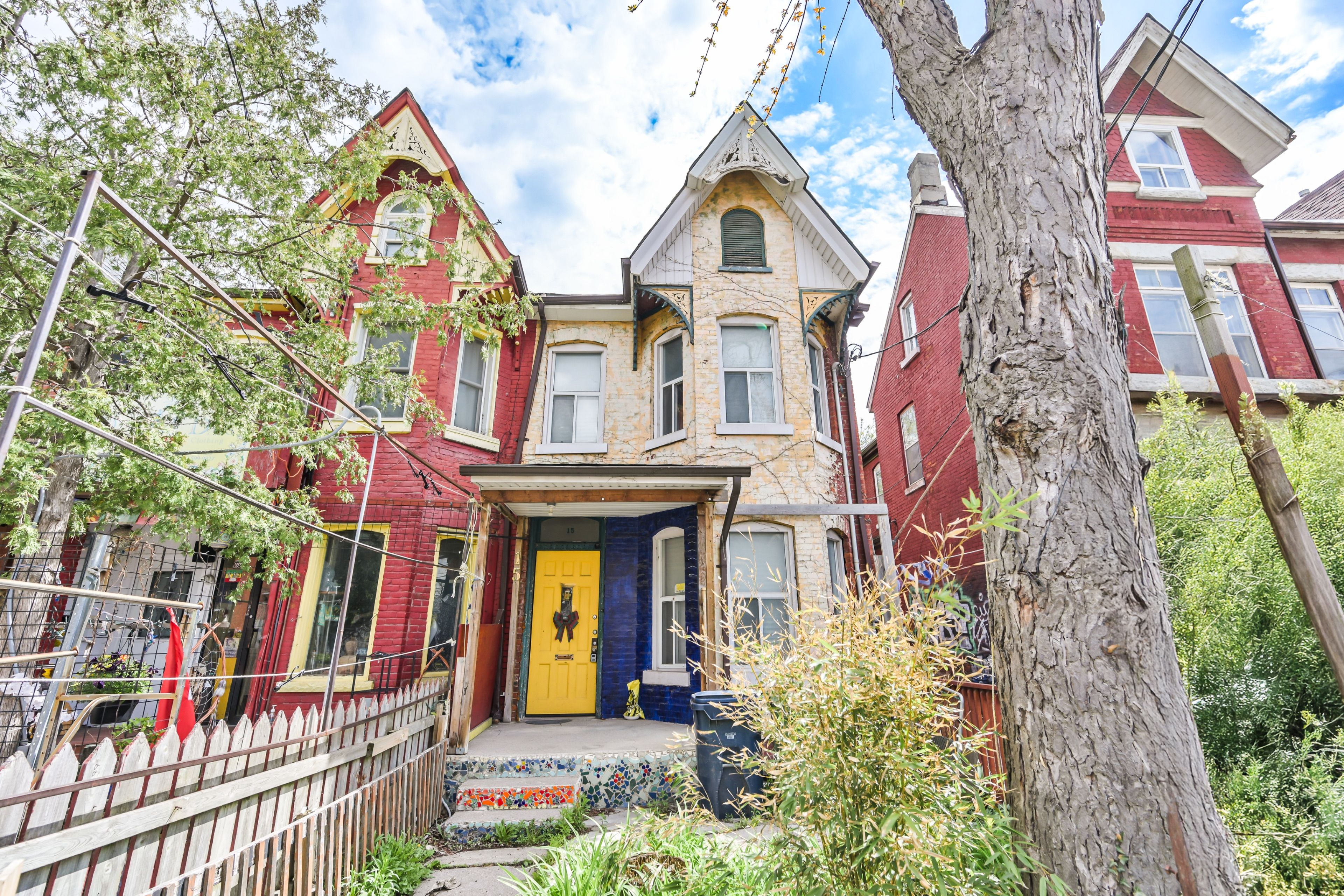 15 Kensington Avenue, Toronto, On M5t 2j8