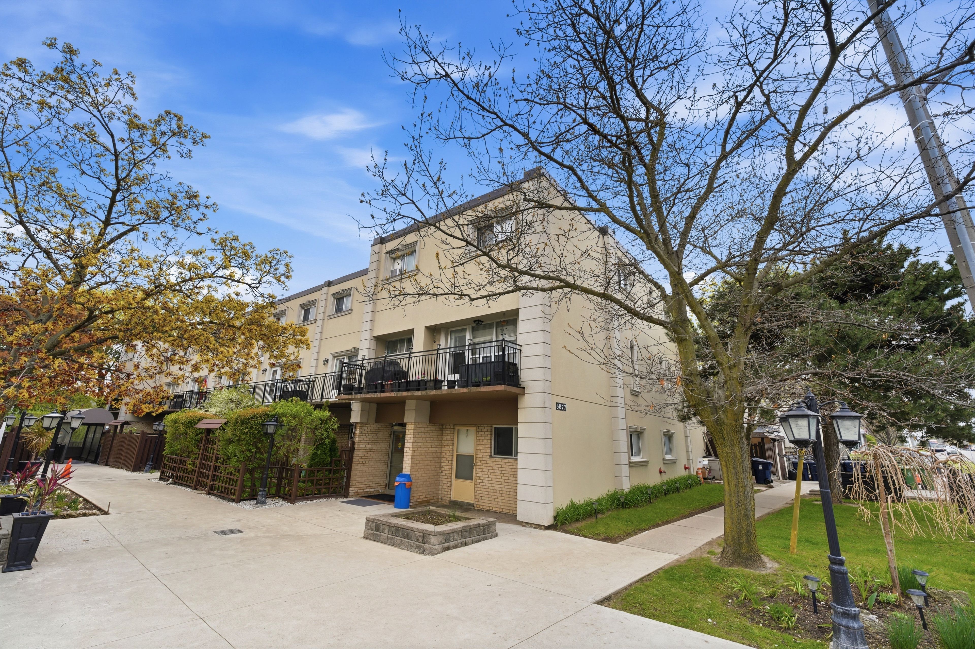5877 Bathurst Street 205, Toronto, On M2r 1y7