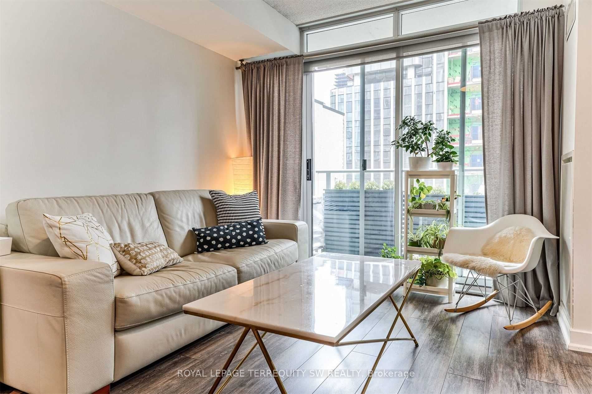 21 Nelson Street 302, Toronto, On M5v 3h9