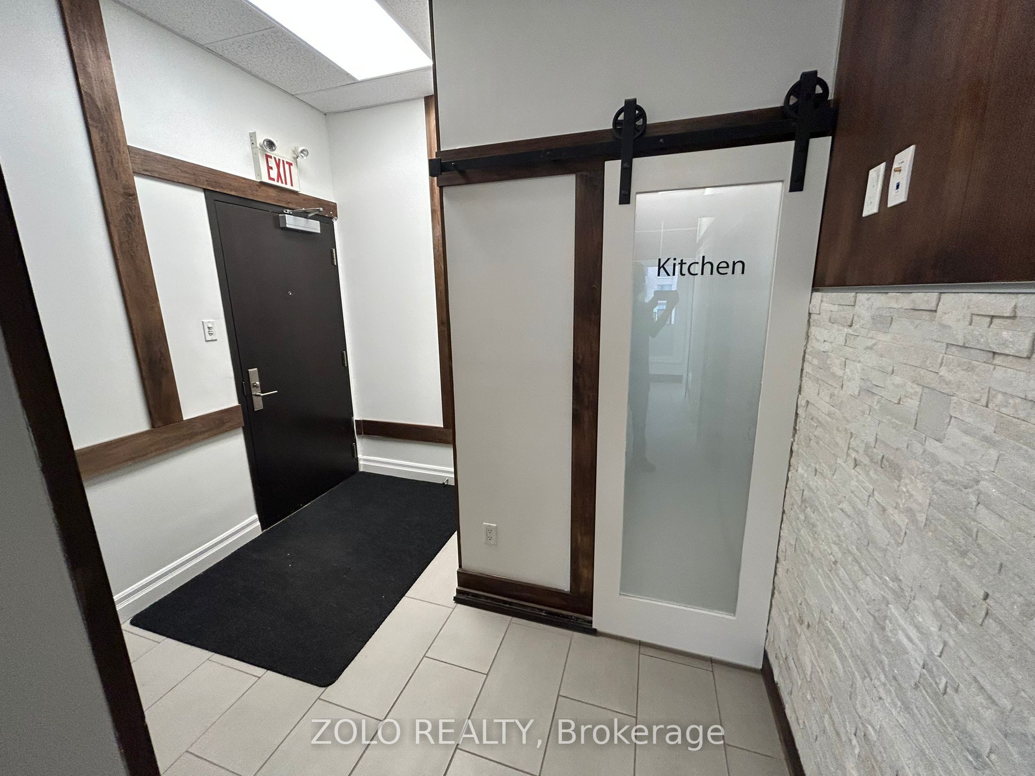5409 Yonge Street 209, Toronto, On M2n 2g7