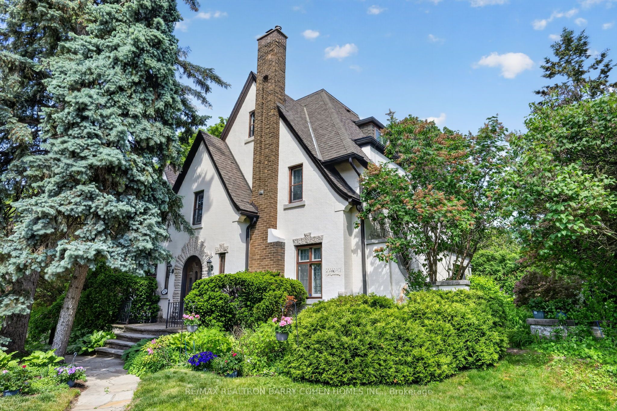29 Strathgowan Crescent, Toronto, On M4n 2z6