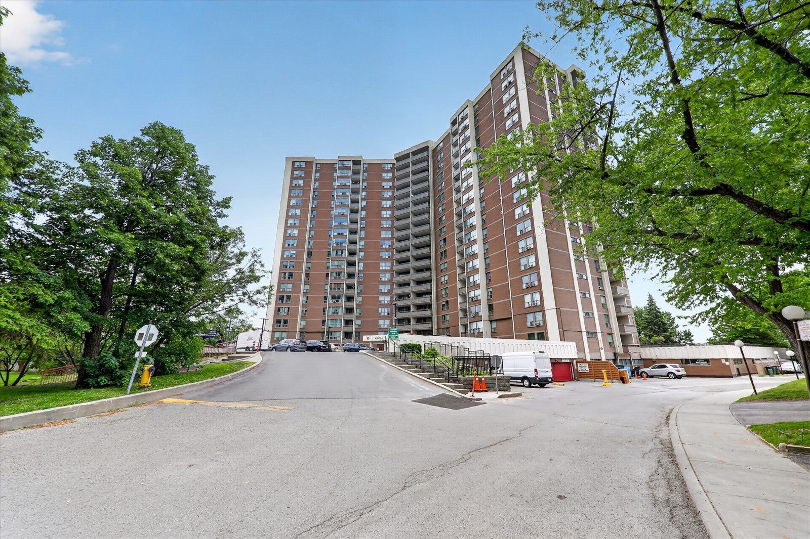 15 Vicora Link Way 208, Toronto, On M3c 1a7
