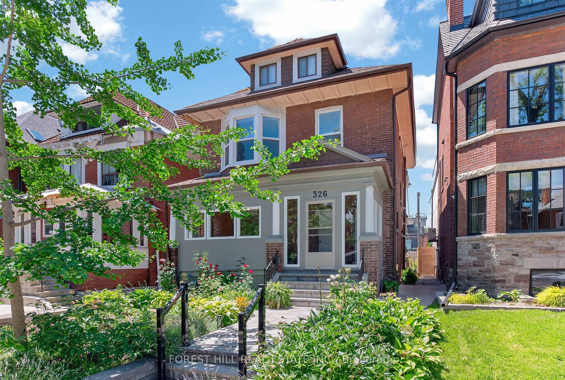 326 Palmerston Boulevard 2nd Floor, Toronto, On M6g 2n6