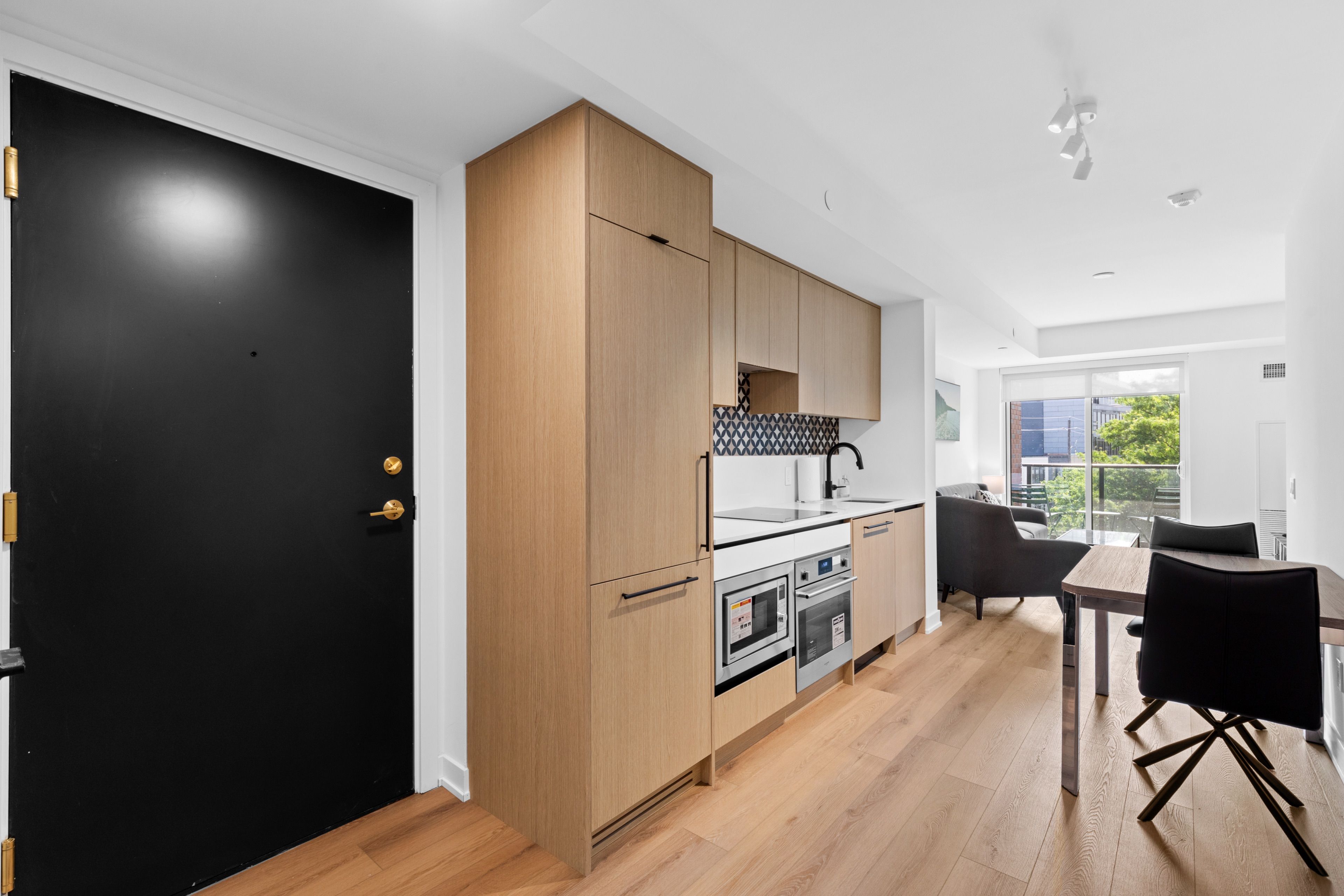 5 Lakeview Avenue 409, Toronto, On M6h 0h3