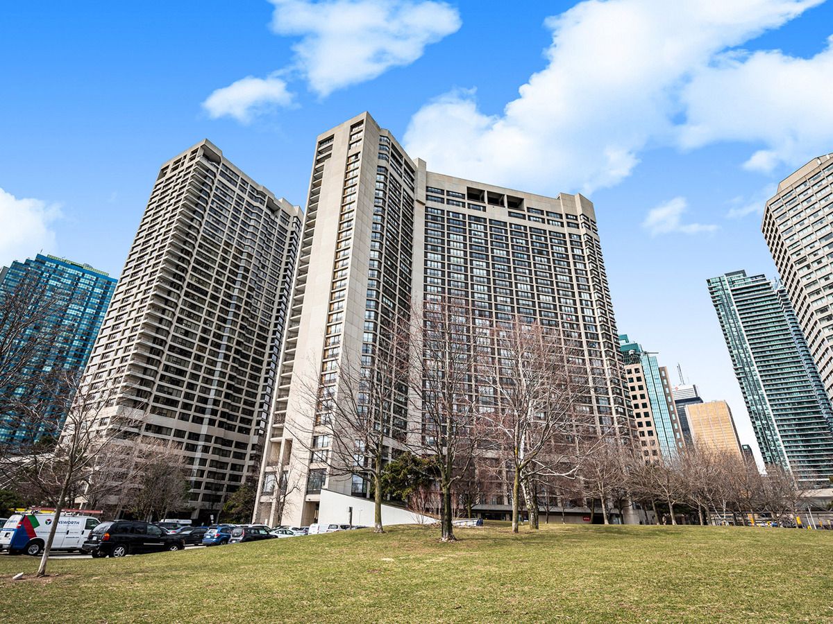 33 Harbour Square 1008, Toronto, On M5j 2g2