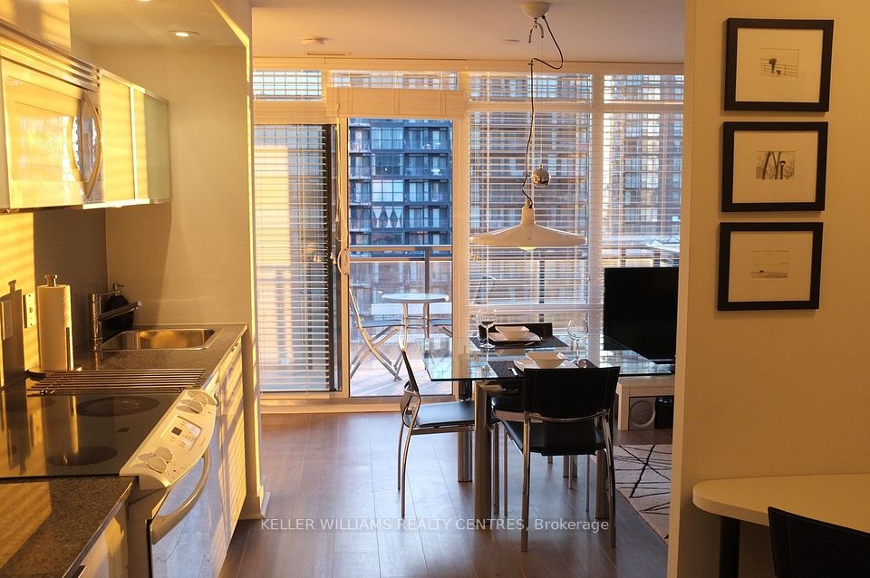 4 K E Spadina Avenue E 1220, Toronto, On M5v 3y9