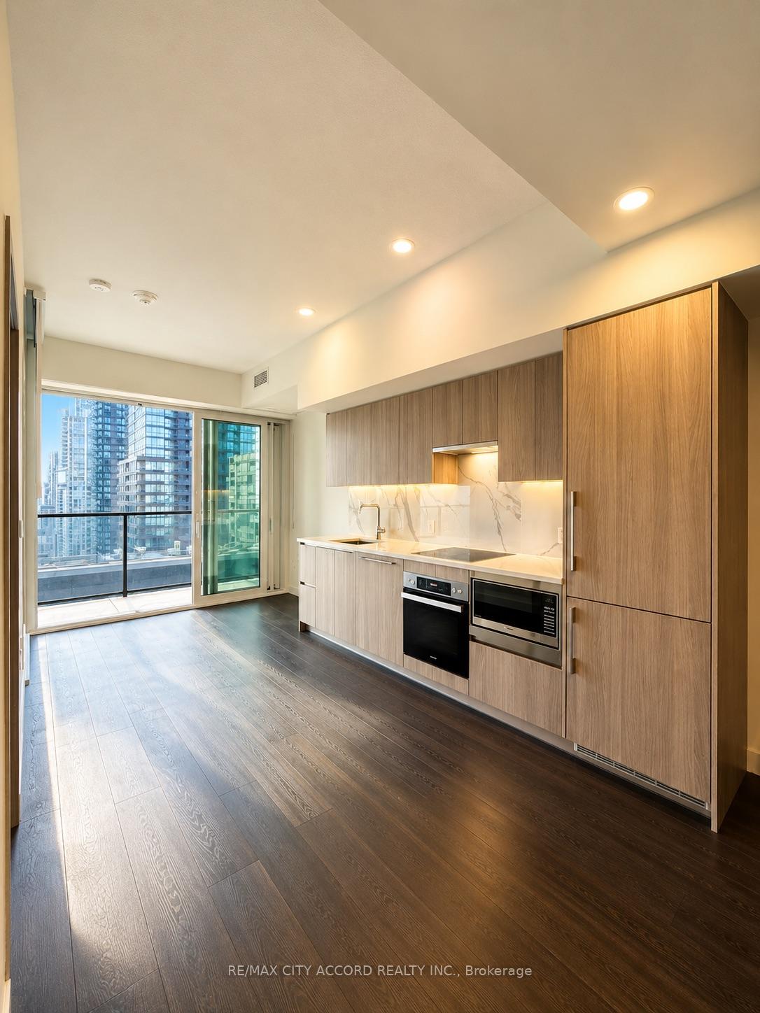 3 Concord City Place Way 2501, Toronto, On M5v 0x4