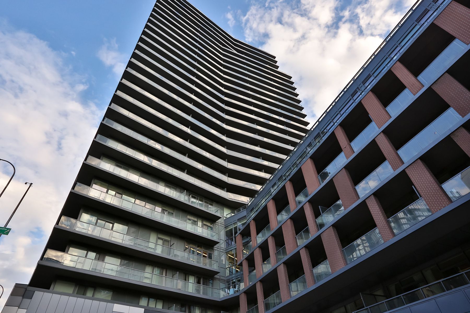 20 Bruyeres Mews 1103, Toronto, On M5v 0g8