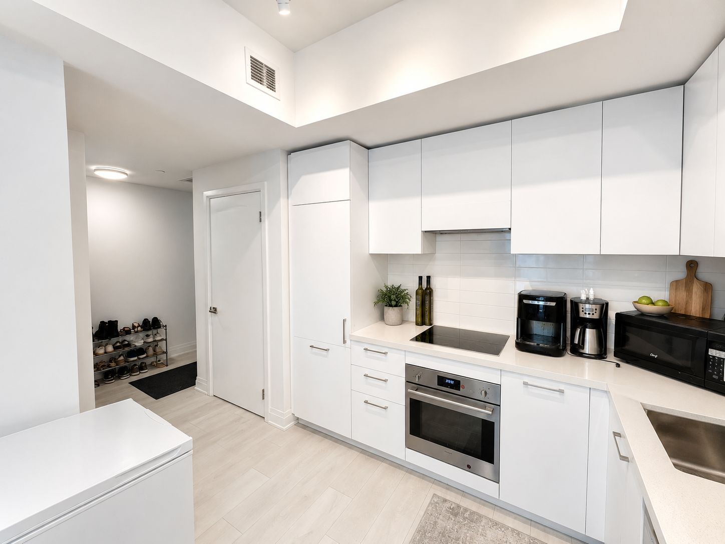 33 Frederick Todd Way 817, Toronto, On M4g 0c9