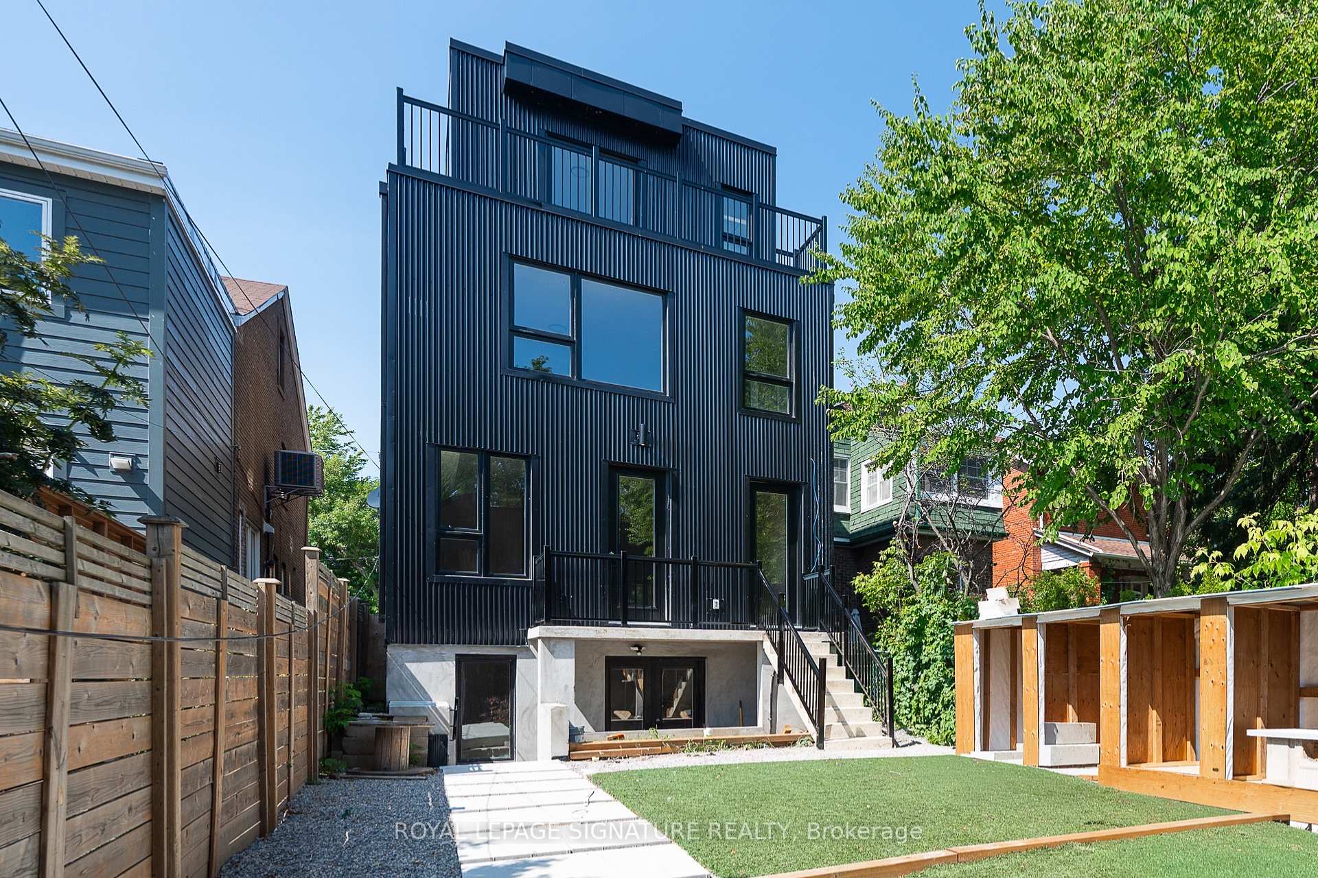 7 Earnscliffe Road 2, Toronto, On M6e 1j4