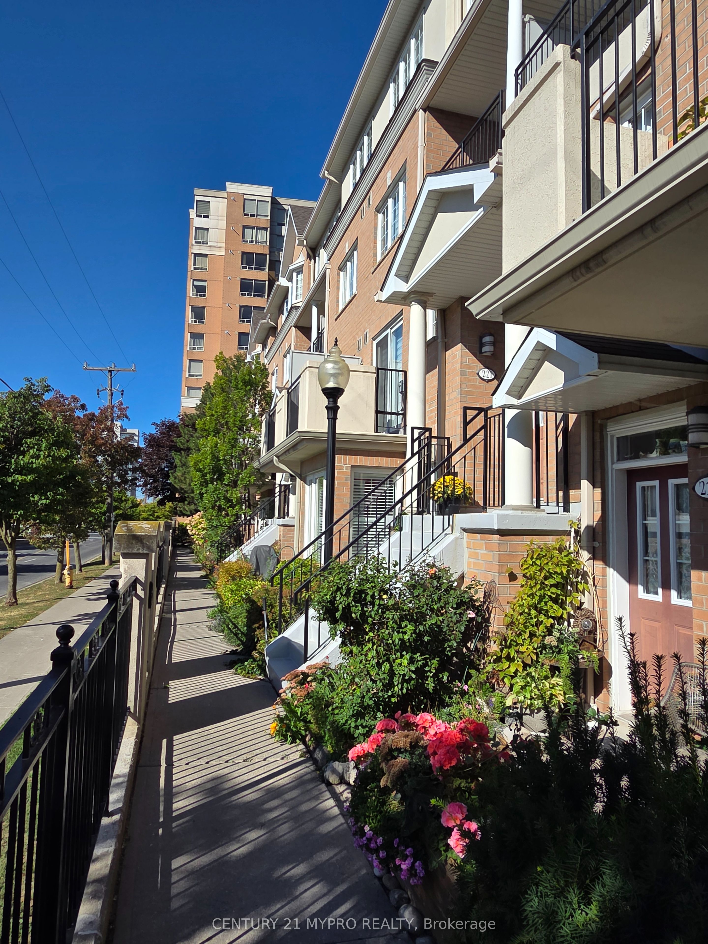 221 Grandview Way, Toronto, On M2n 6v3