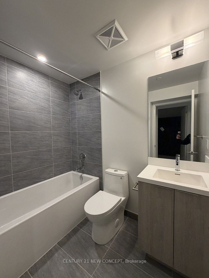 400 King Street W 812, Toronto, On M5v 0x8