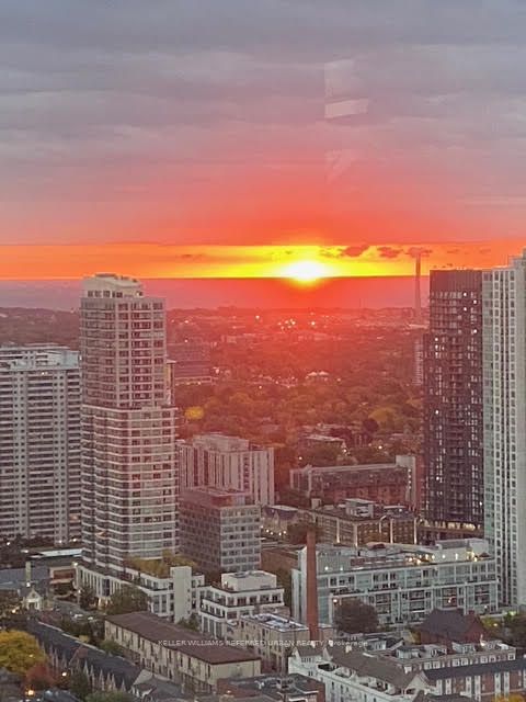 33 Charles Street E 3902, Toronto, On M4y 0a2