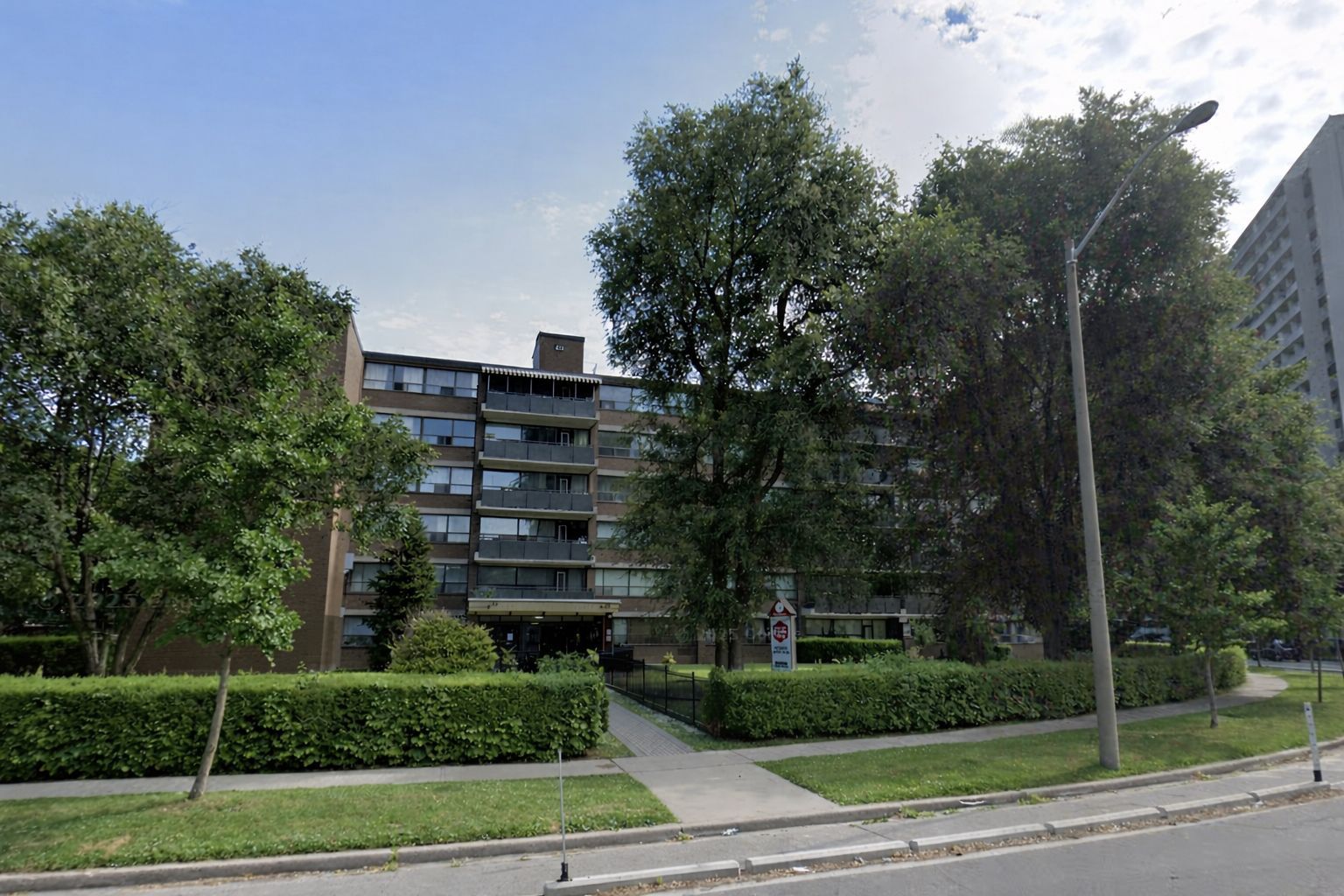 42 Thorncliffe Park Drive 107, Toronto, On M4h 1k1