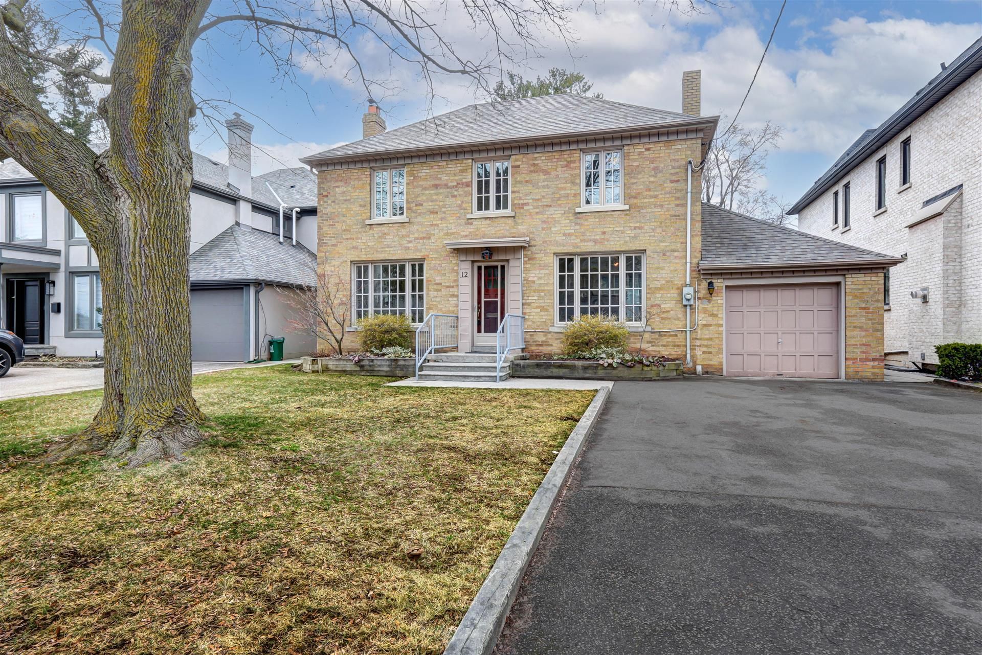 12 Tregellis Road, Toronto, On M3h 1k2