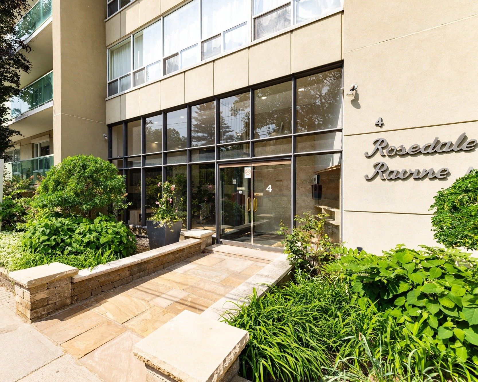 4 Sherbourne Street N 101, Toronto, On M4w 2t1