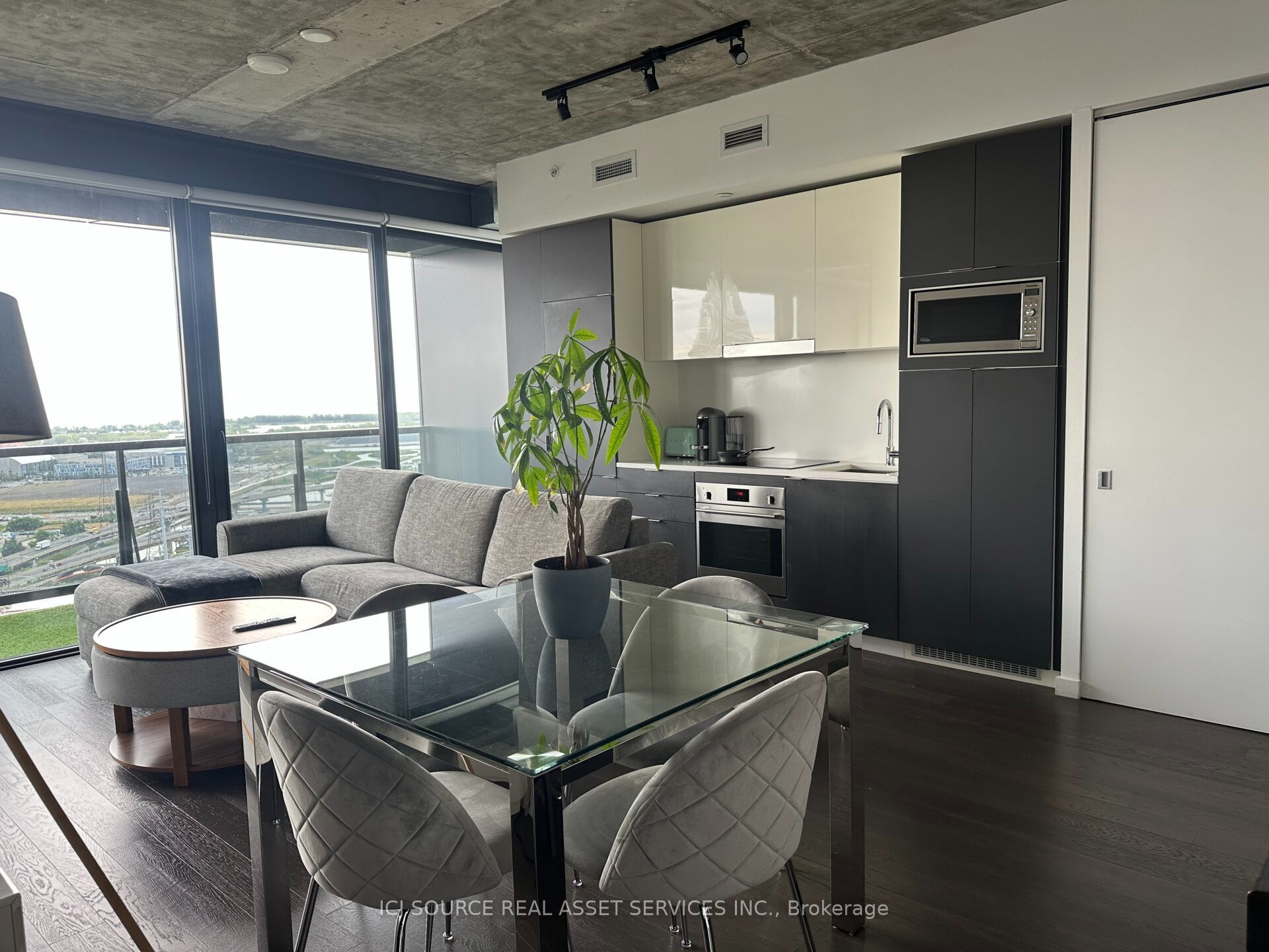 170 Bayview Avenue 2407, Toronto, On M5a 0m4