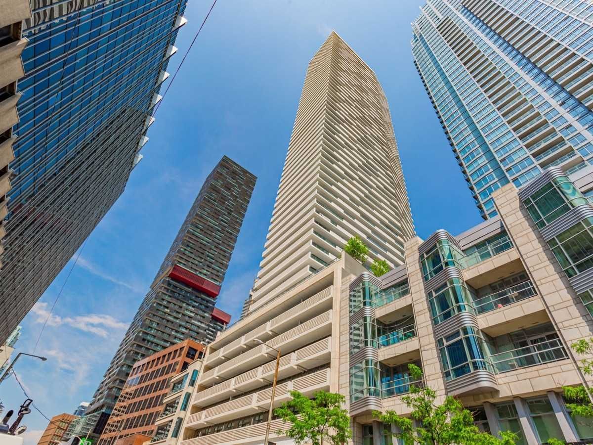 2221 Yonge Street 5702, Toronto, On M4s 2b4