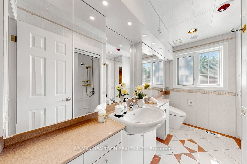 18 Olsen Drive, Toronto, On M3a 3j2