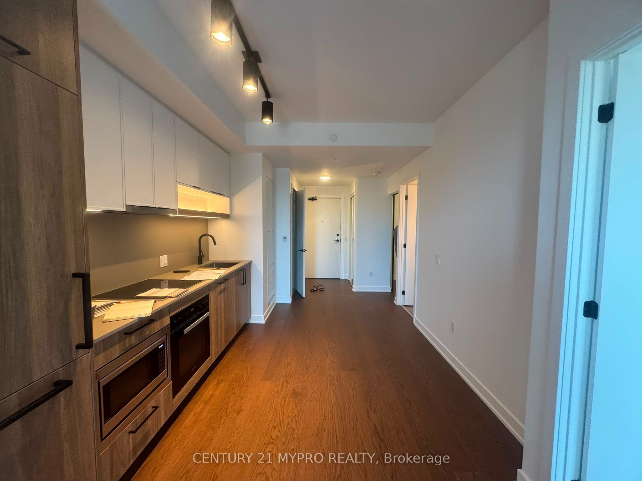 89 Montclair Avenue 1619, Toronto, On M5p 1p5