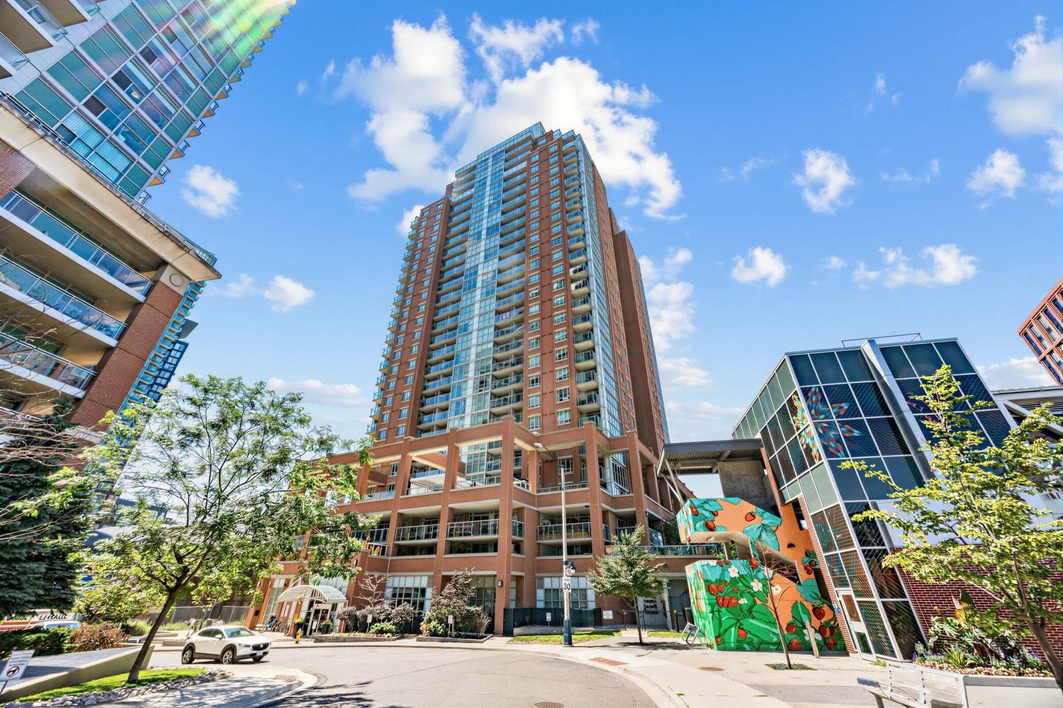 125 Western Battery Road 301, Toronto, On M6k 3r8