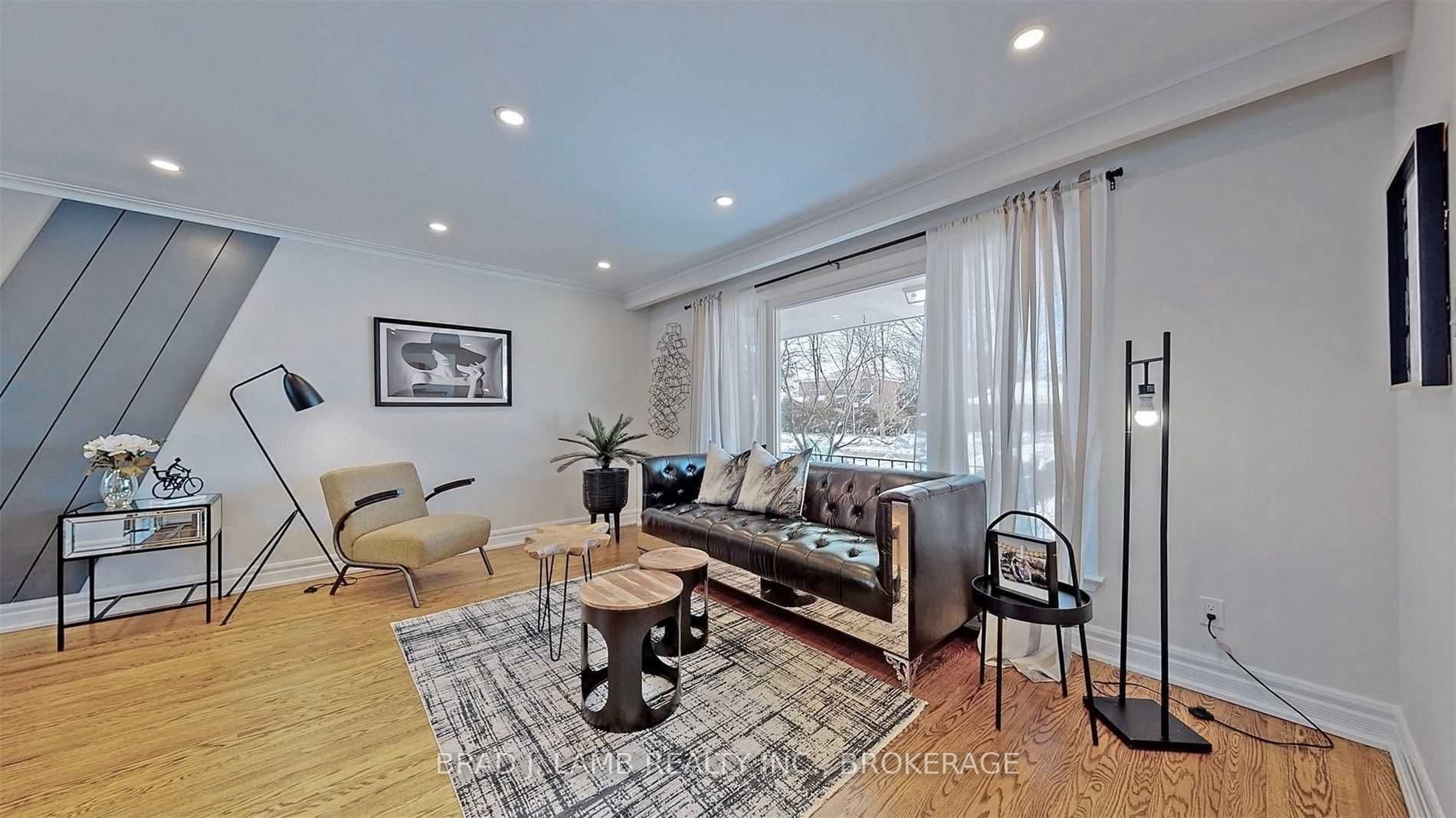 17 Baroness Crescent Upper, Toronto, On M2j 3k4