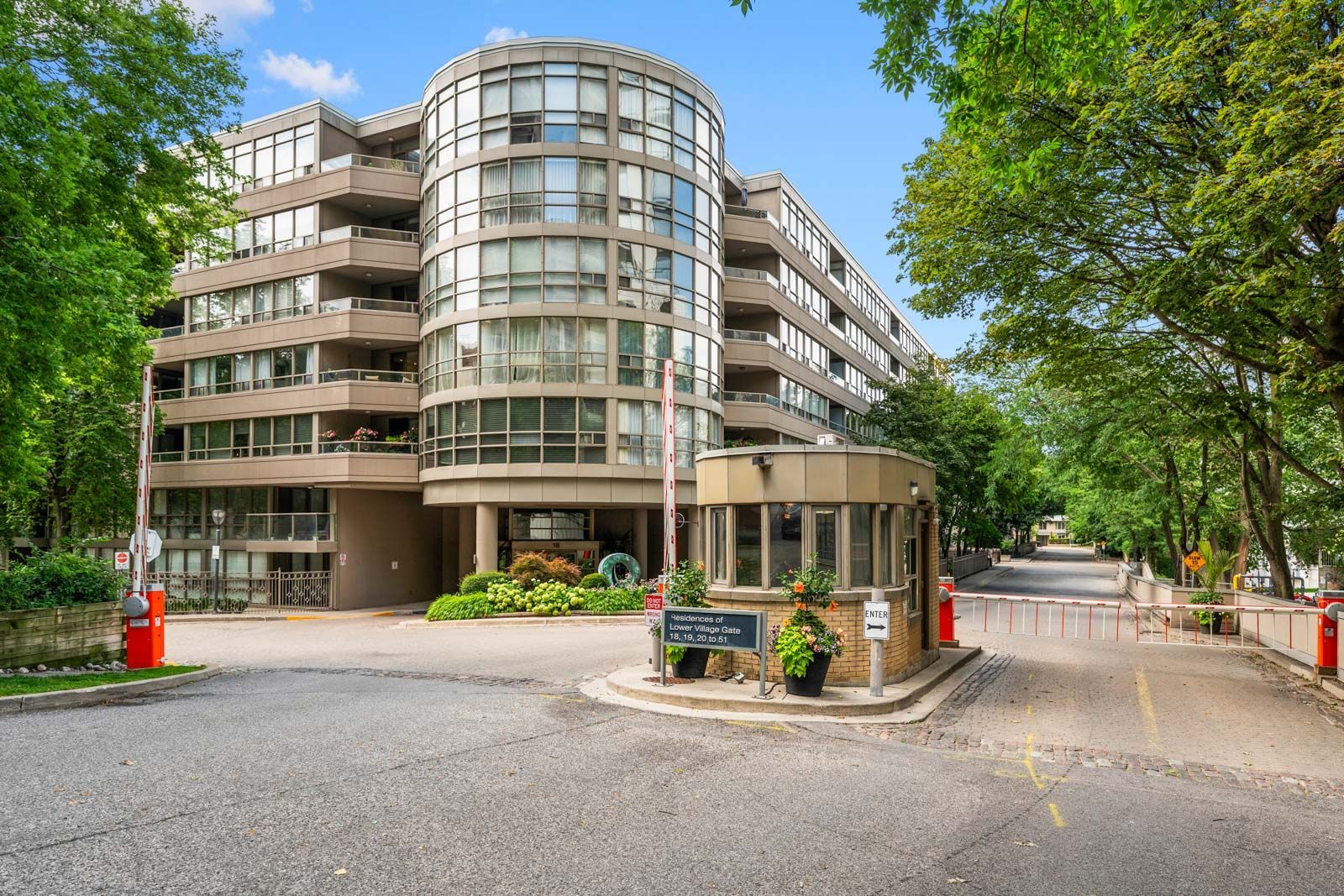 18 Lower Village Gate 108, Toronto, On M5p 3m1