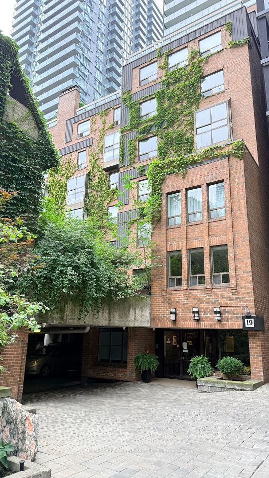 19 Dundonald Street 305, Toronto, On M4y 1k3