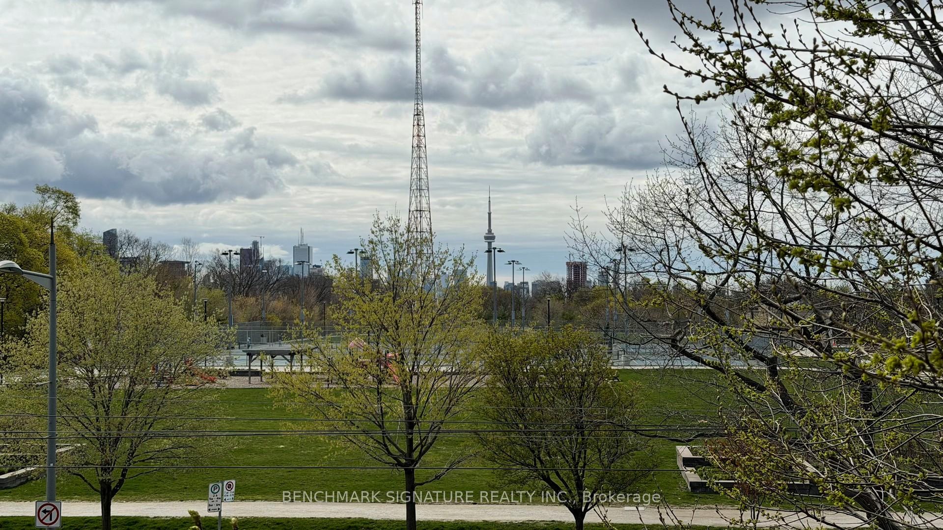 6 Parkwood Avenue Th106, Toronto, On M4v 0a3