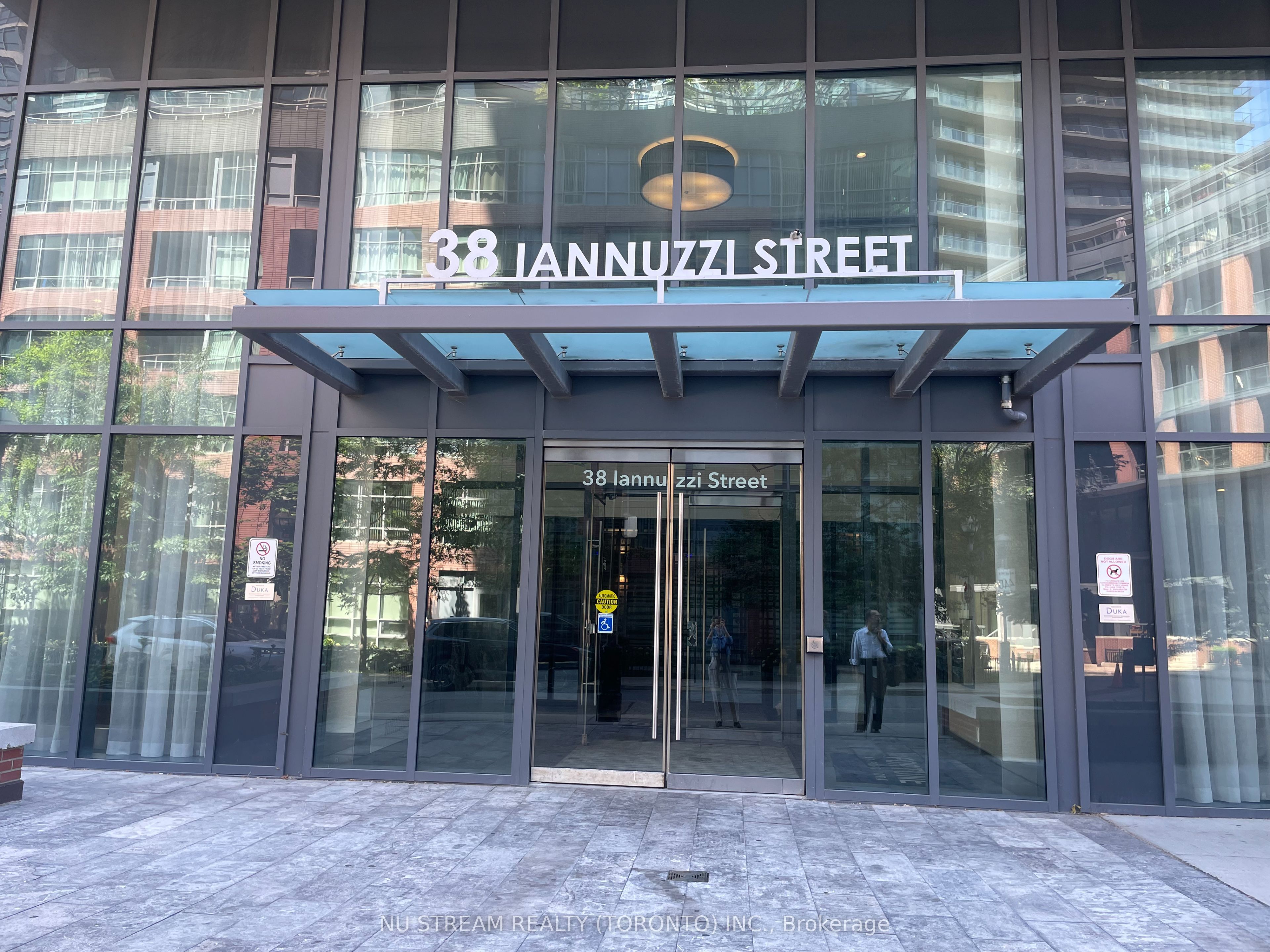 38 Iannuzzi Street 207, Toronto, On M5v 0s2
