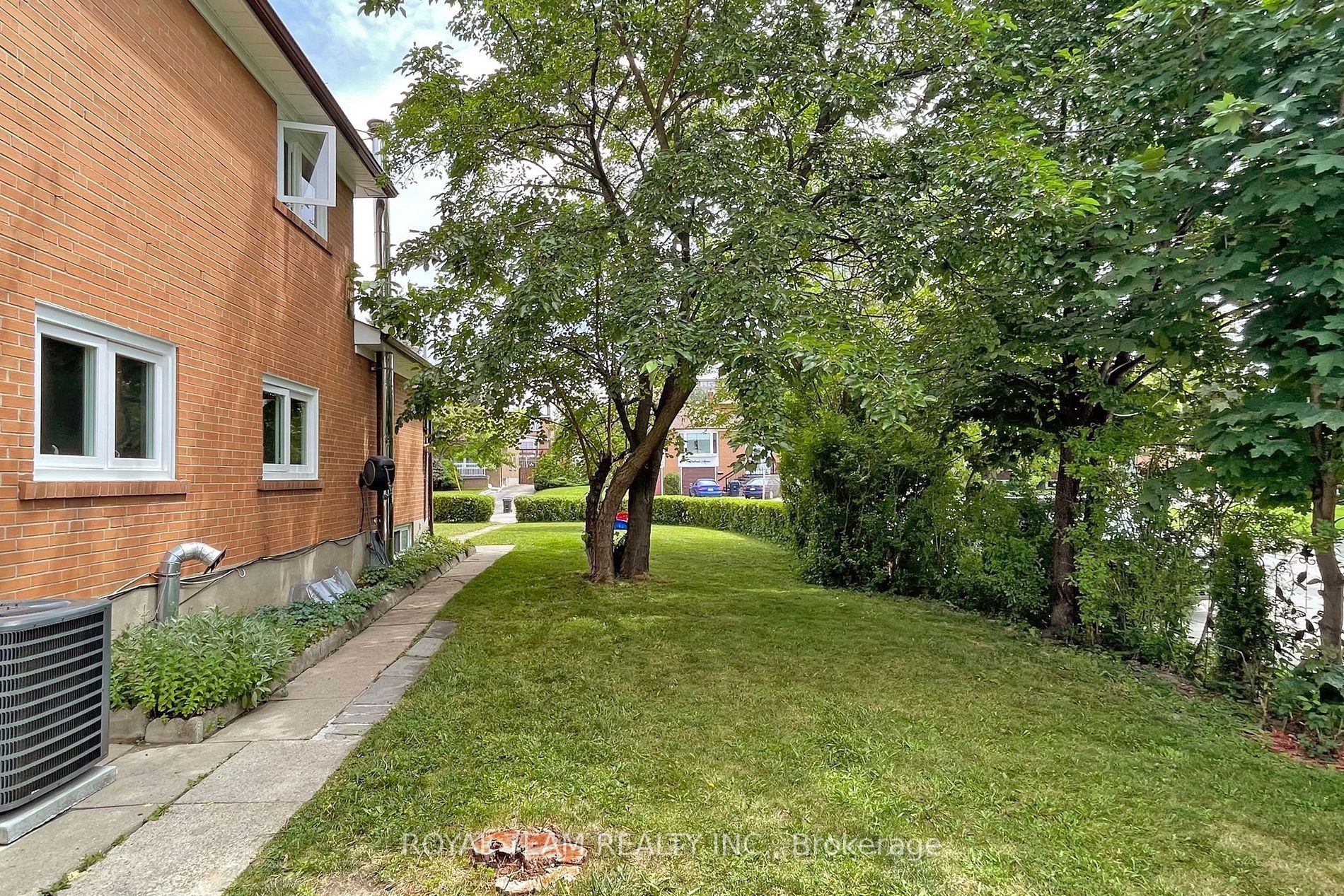 12 Pinebrook Avenue, Toronto, On M4a 1y9