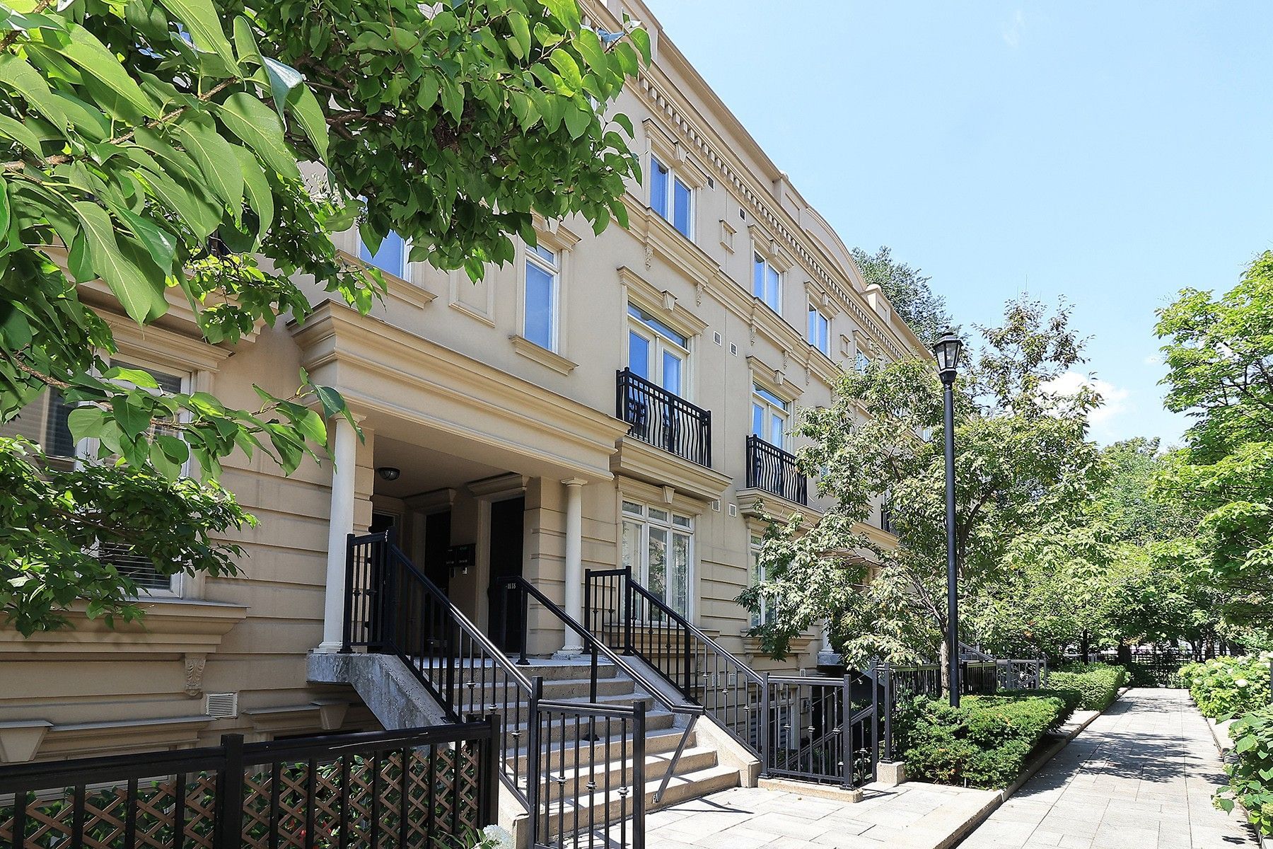 88 Carr Street 19, Toronto, On M5t 1b7