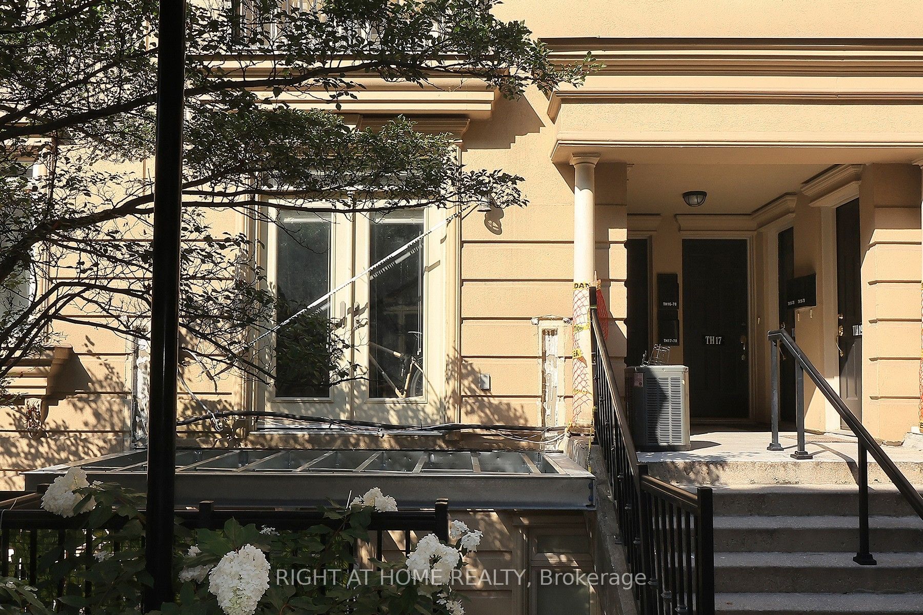 78 Carr Street Th12, Toronto, On M5t 1b7