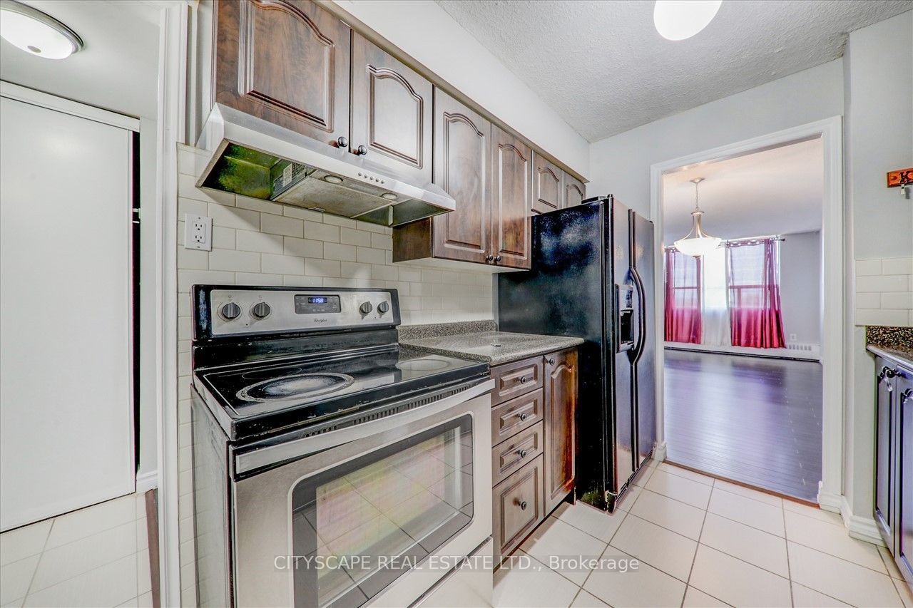 25 Sunrise Avenue #914, Toronto, On M4a 2s2