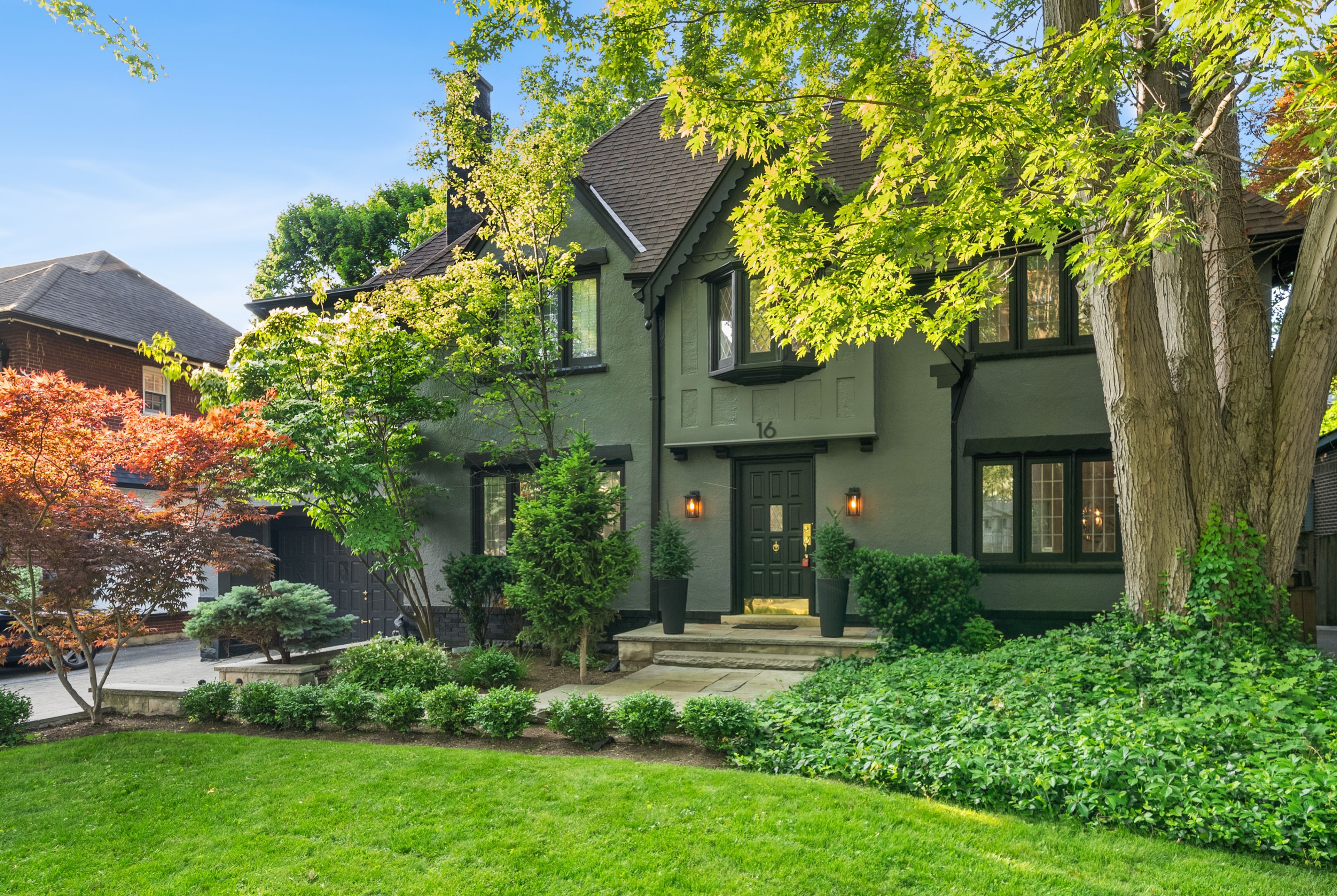 16 Elderwood Drive, Toronto, On M5p 1w5