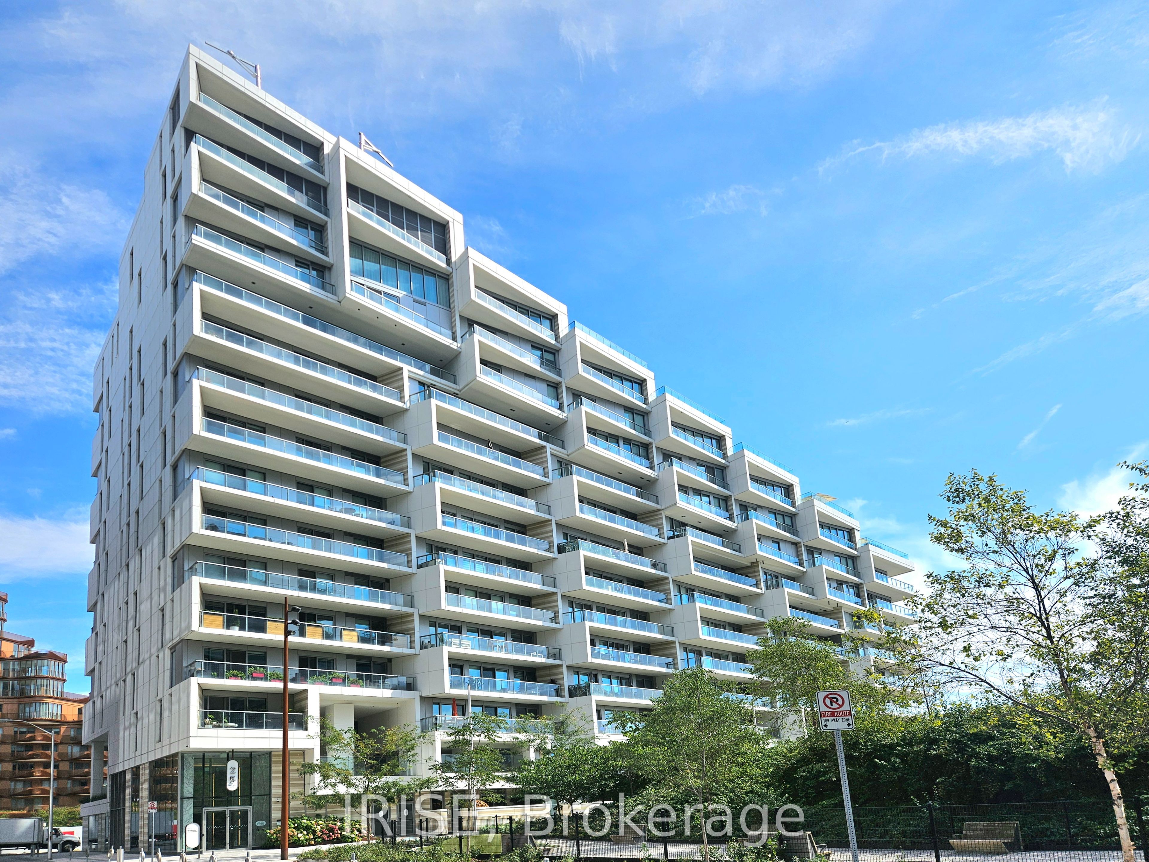 118 Merchants' Wharf 214, Toronto, On M5a 0l3