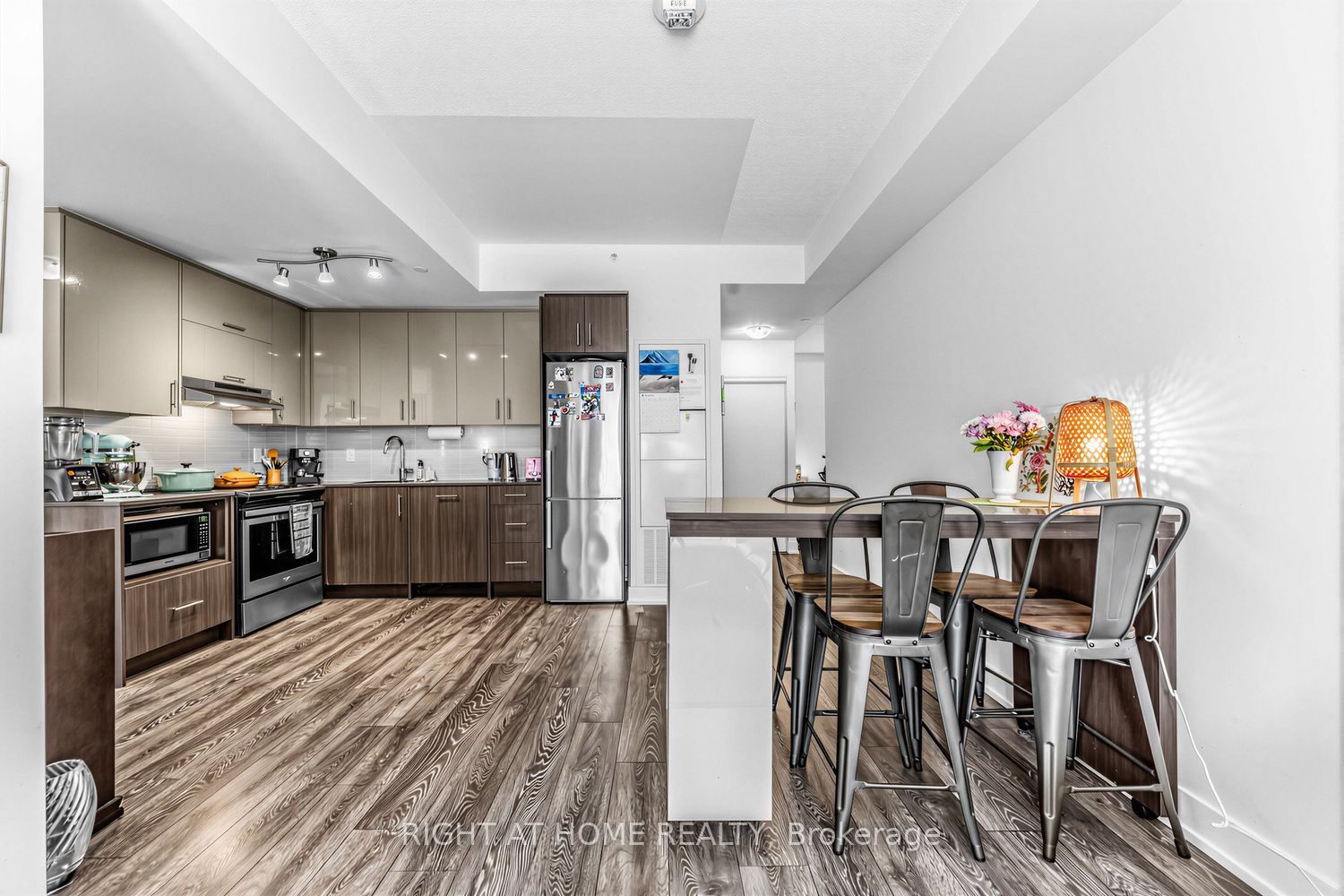 180 Fairview Mall Drive 202, Toronto, On M2j 0g4