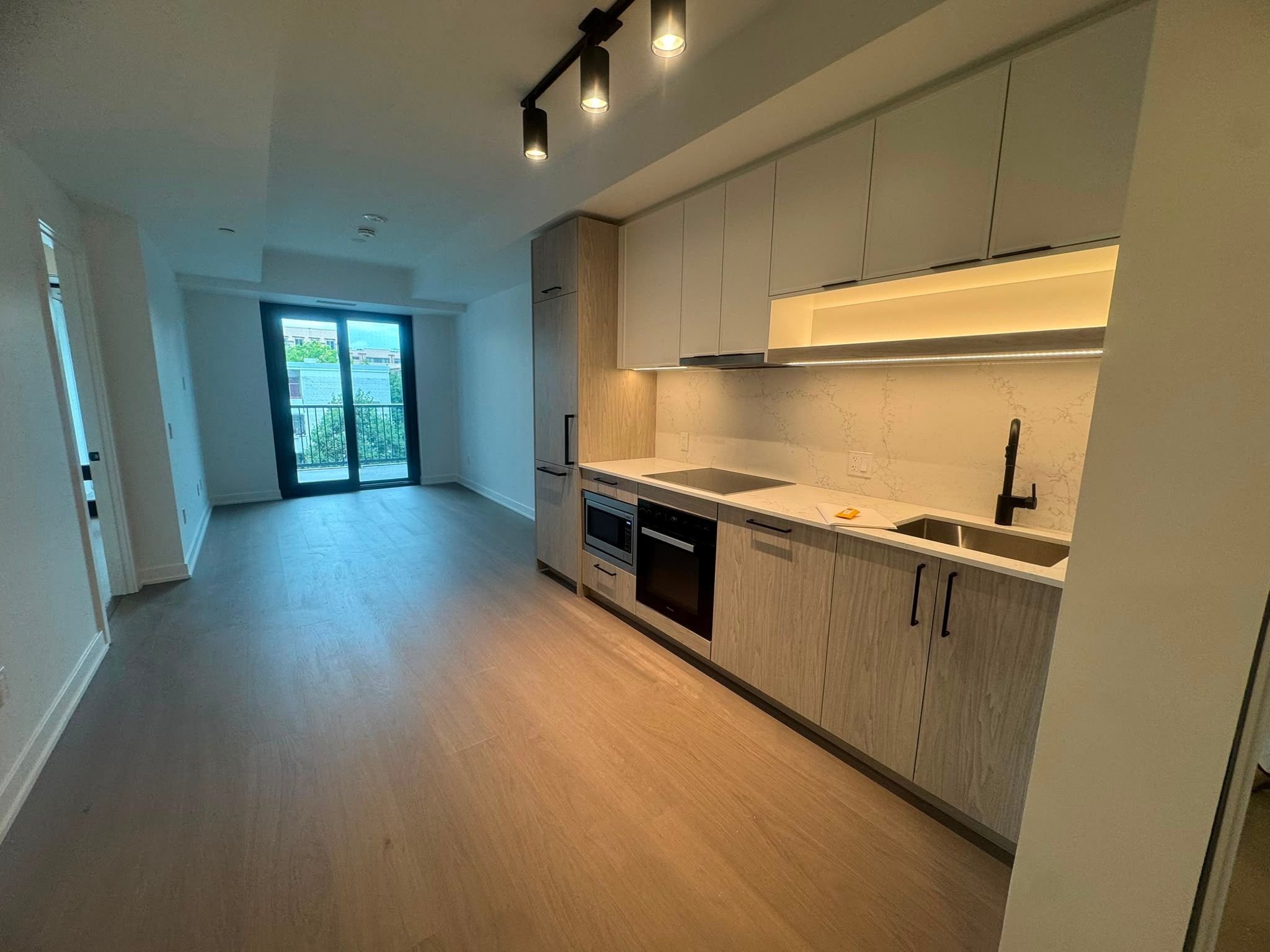 91 Montclair Avenue 716, Toronto, On M5p 0b1