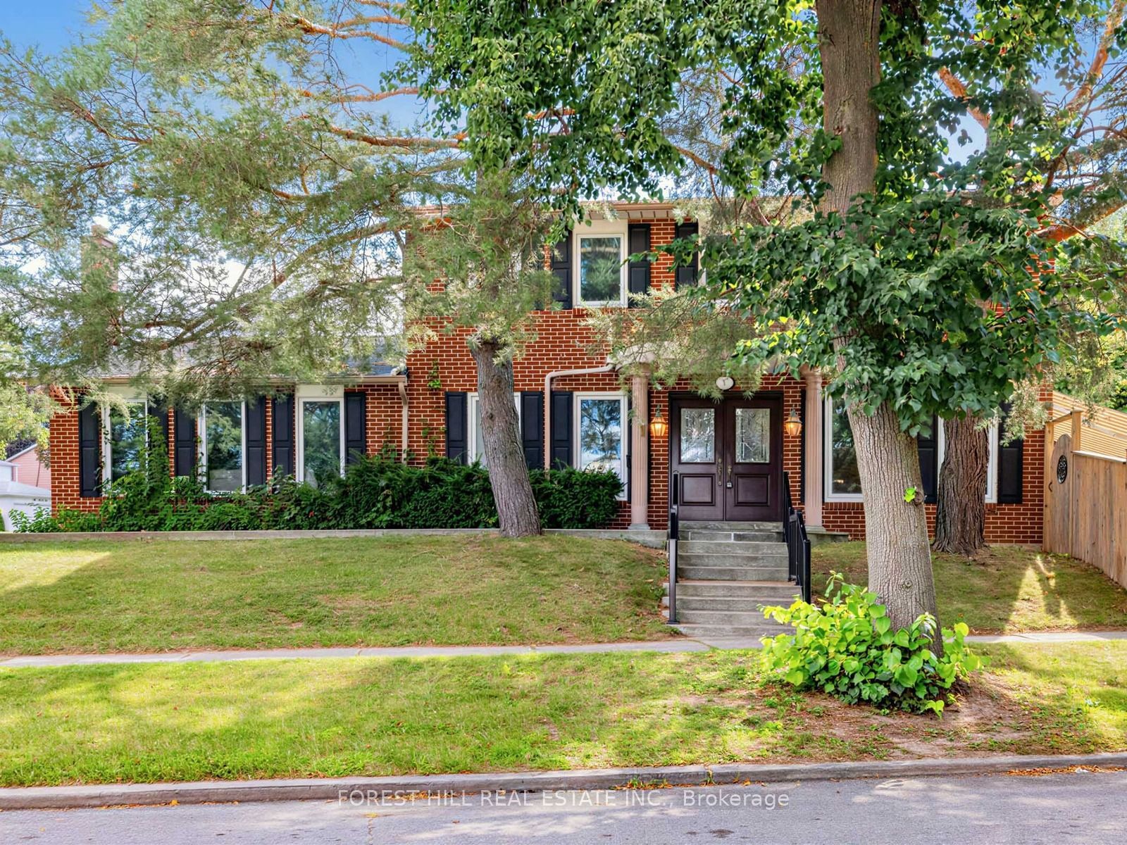 1 Ames Circle, Toronto, On M3b 3b9