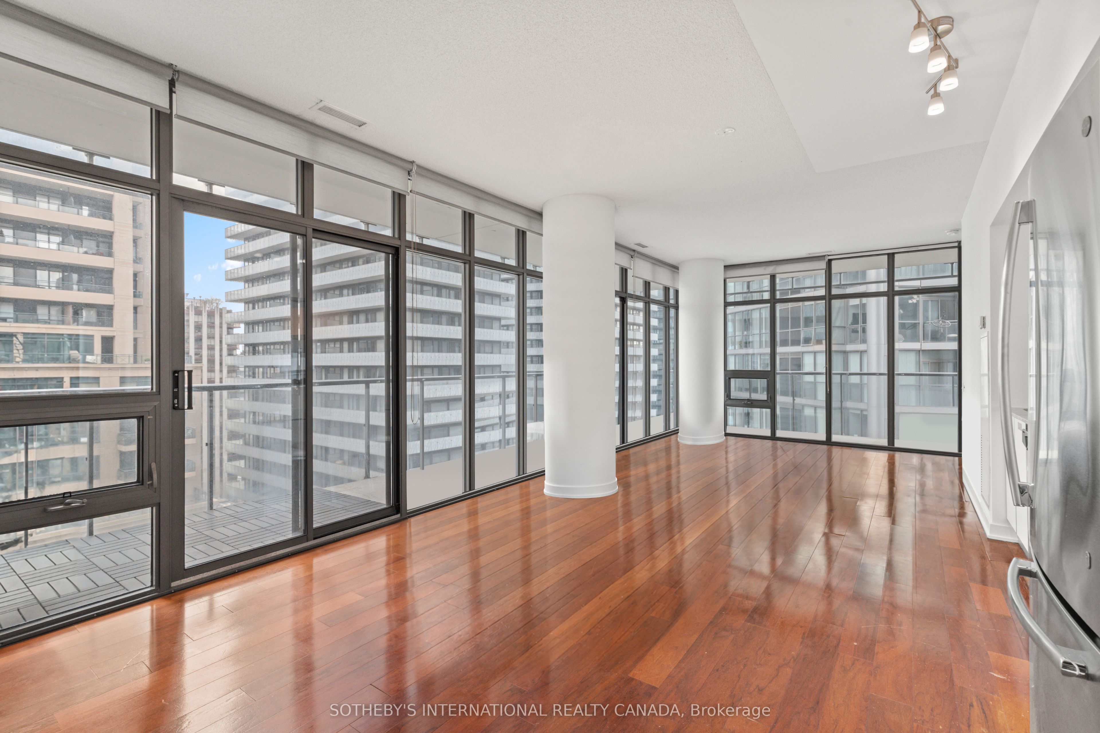 33 Charles Street E 1611, Toronto, On M4y 0a2