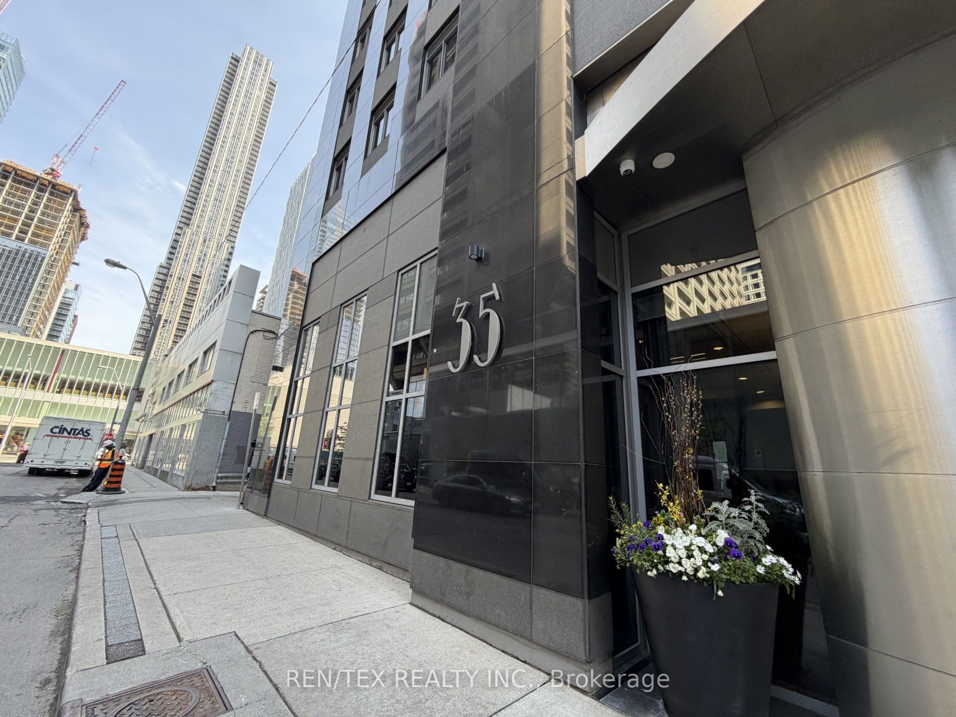 35 Balmuto Street Ph01, Toronto, On M4y 0a3