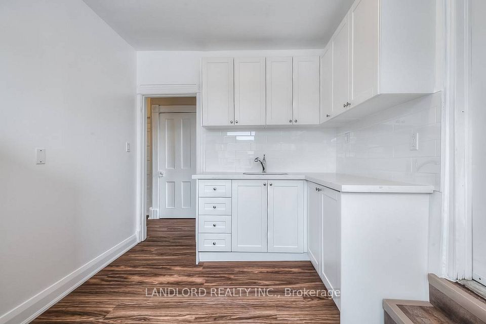 45 Clinton Street 2, Toronto, On M6j 2n9