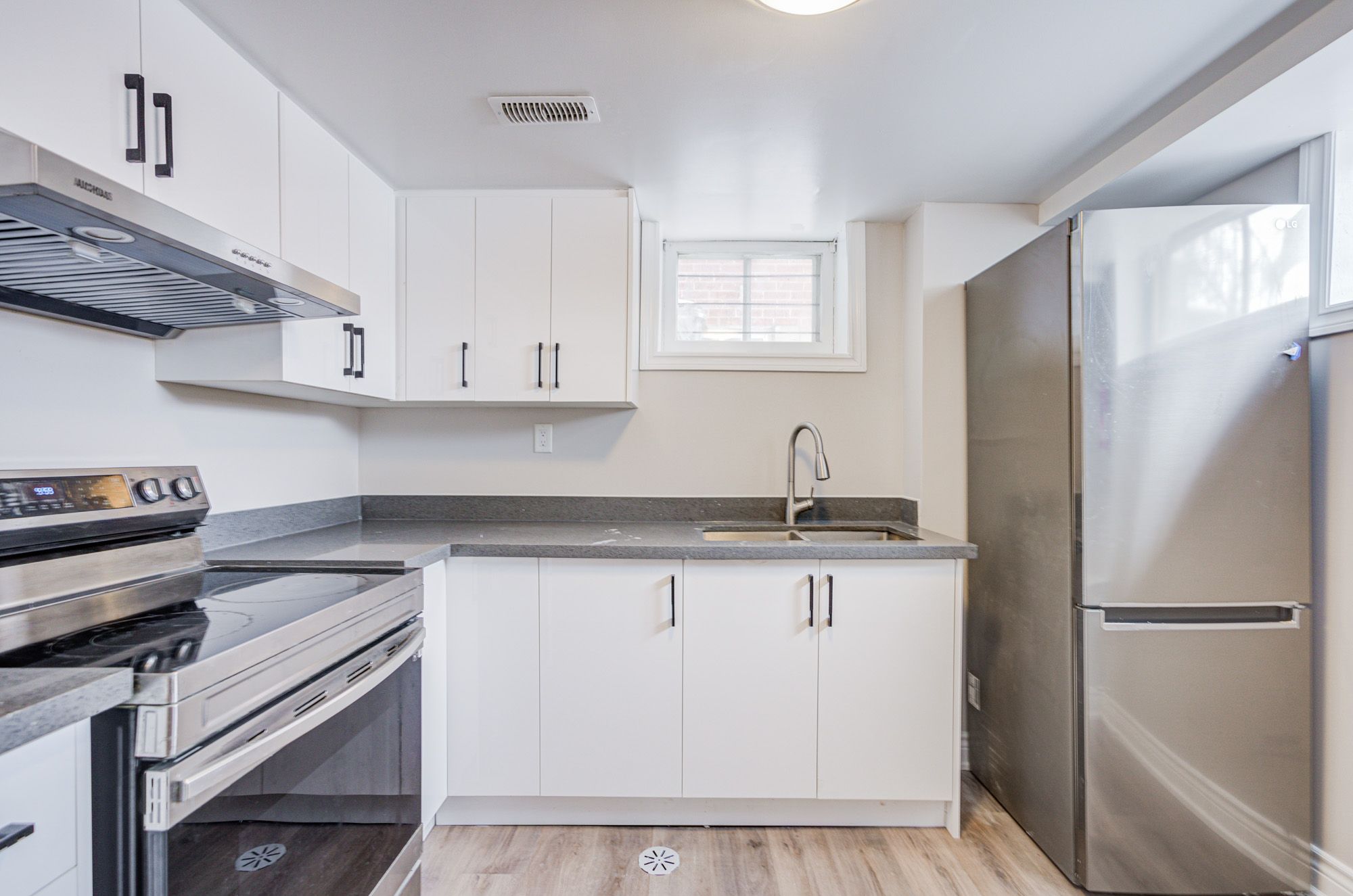 59 Wolseley Street Basement, Toronto, On M5t 1a4